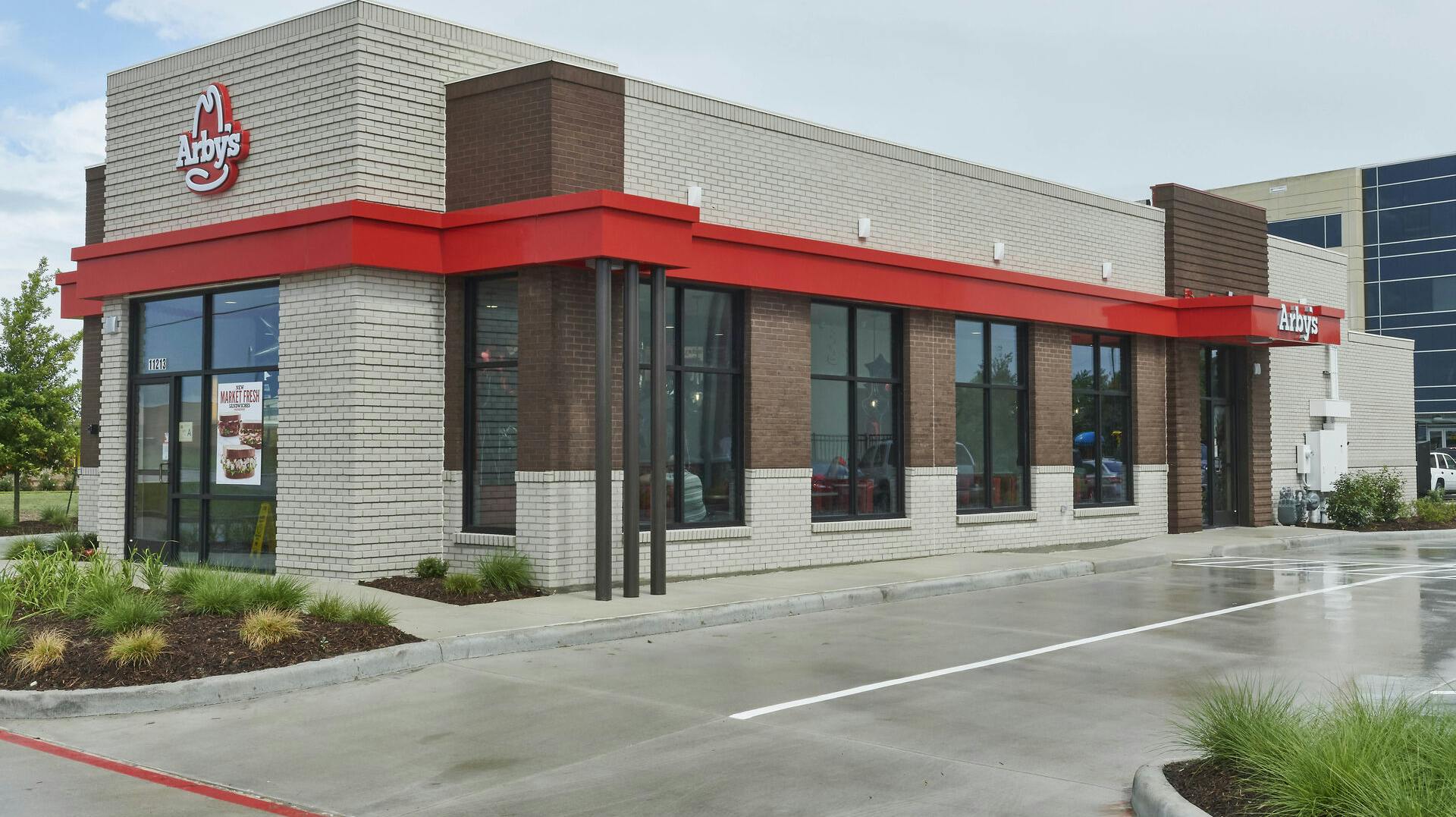 Politiet er endnu ikke sikre på, om en kvindelig medarbejder er blevet udsat for en forbrydelse. efter hun blev fundet død i en dybfryser hos en fastfoodrestaurant.