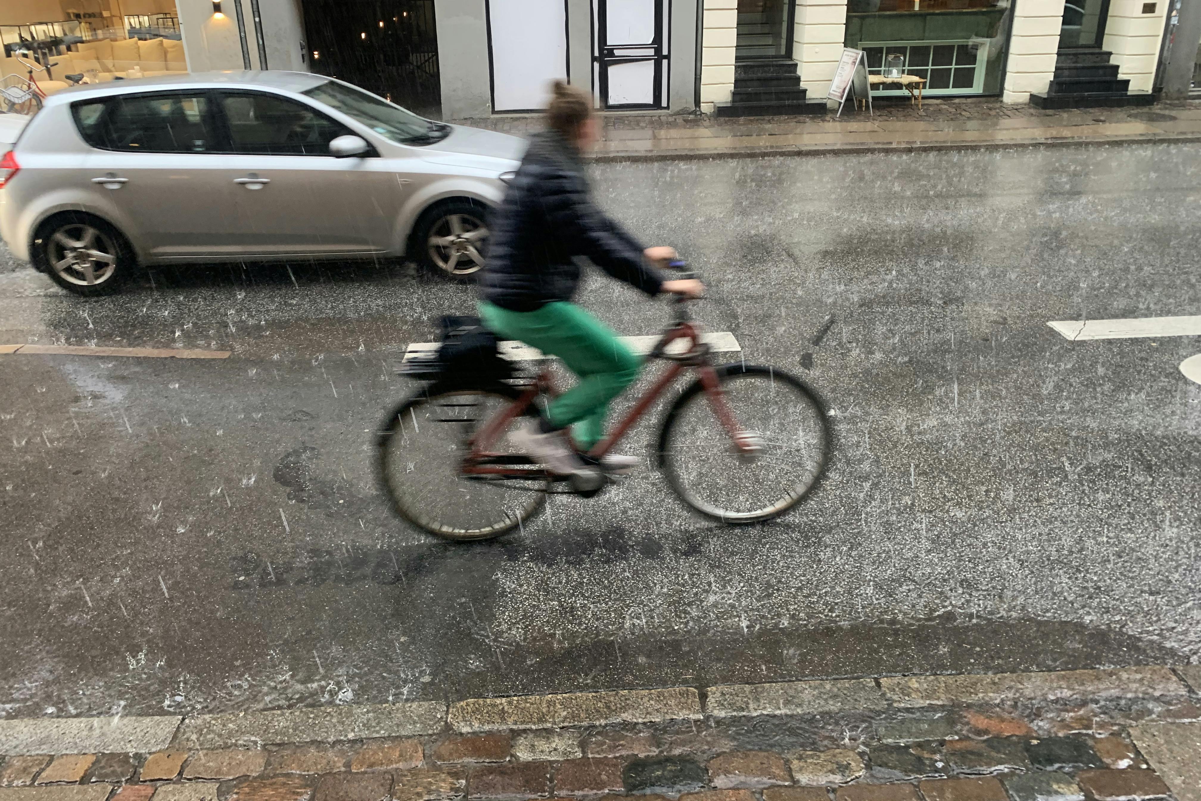Solskin bliver til regn i visse dele af landet.&nbsp;