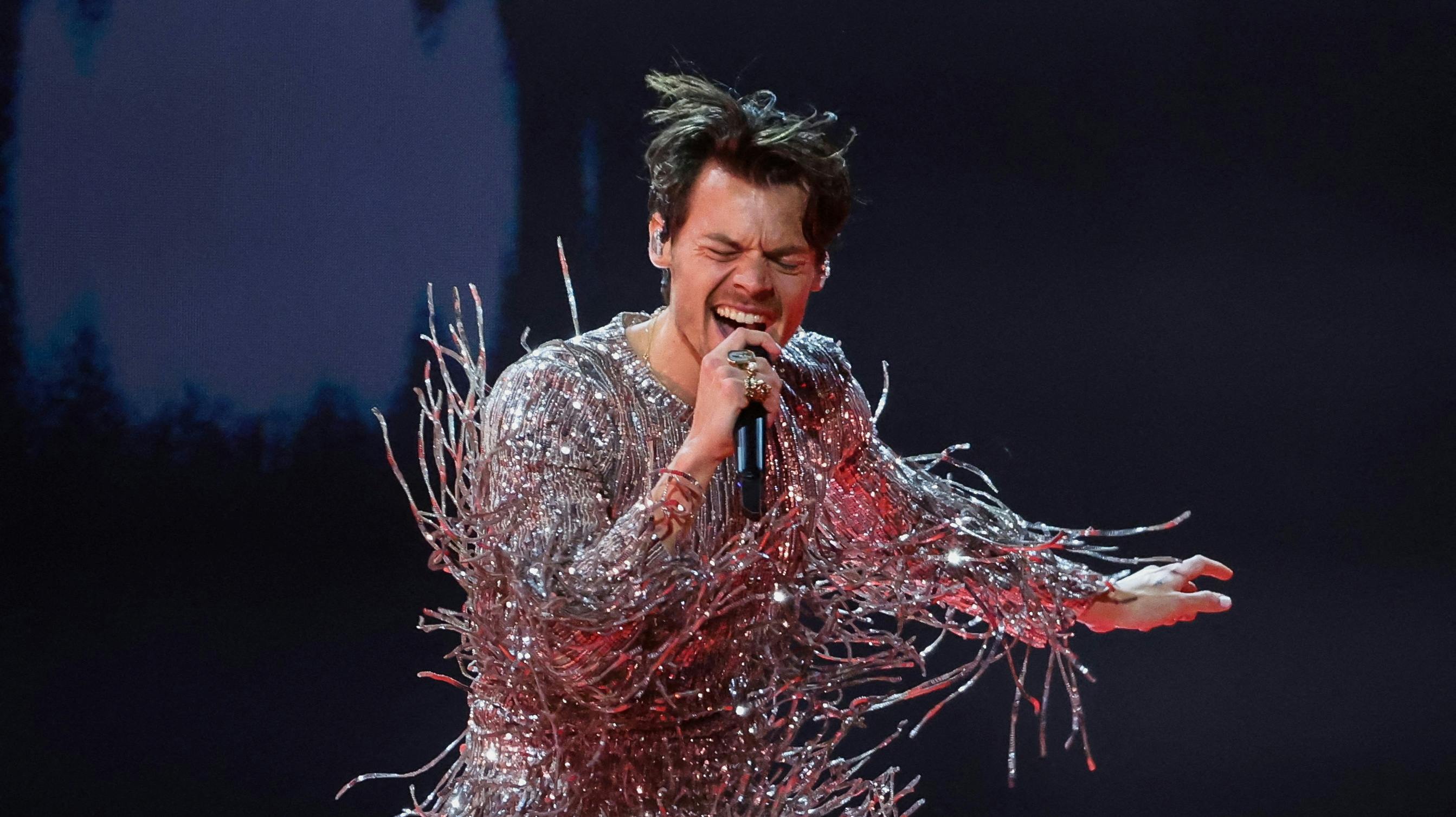 Her er Harry Styles på scenen til Grammy Awards. 
