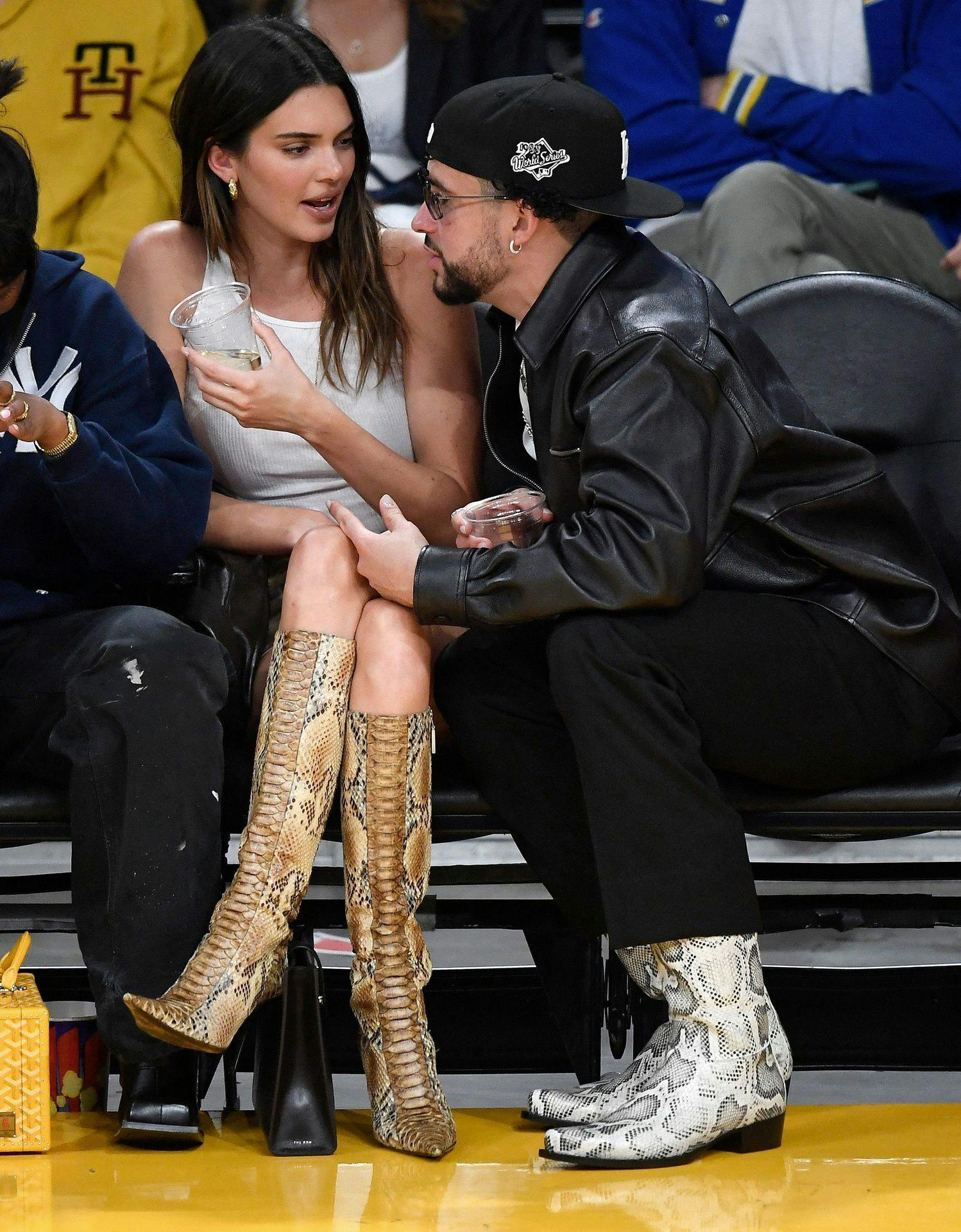 Kendall Jenner og Bad Bunny sammen til basketballkamp.
