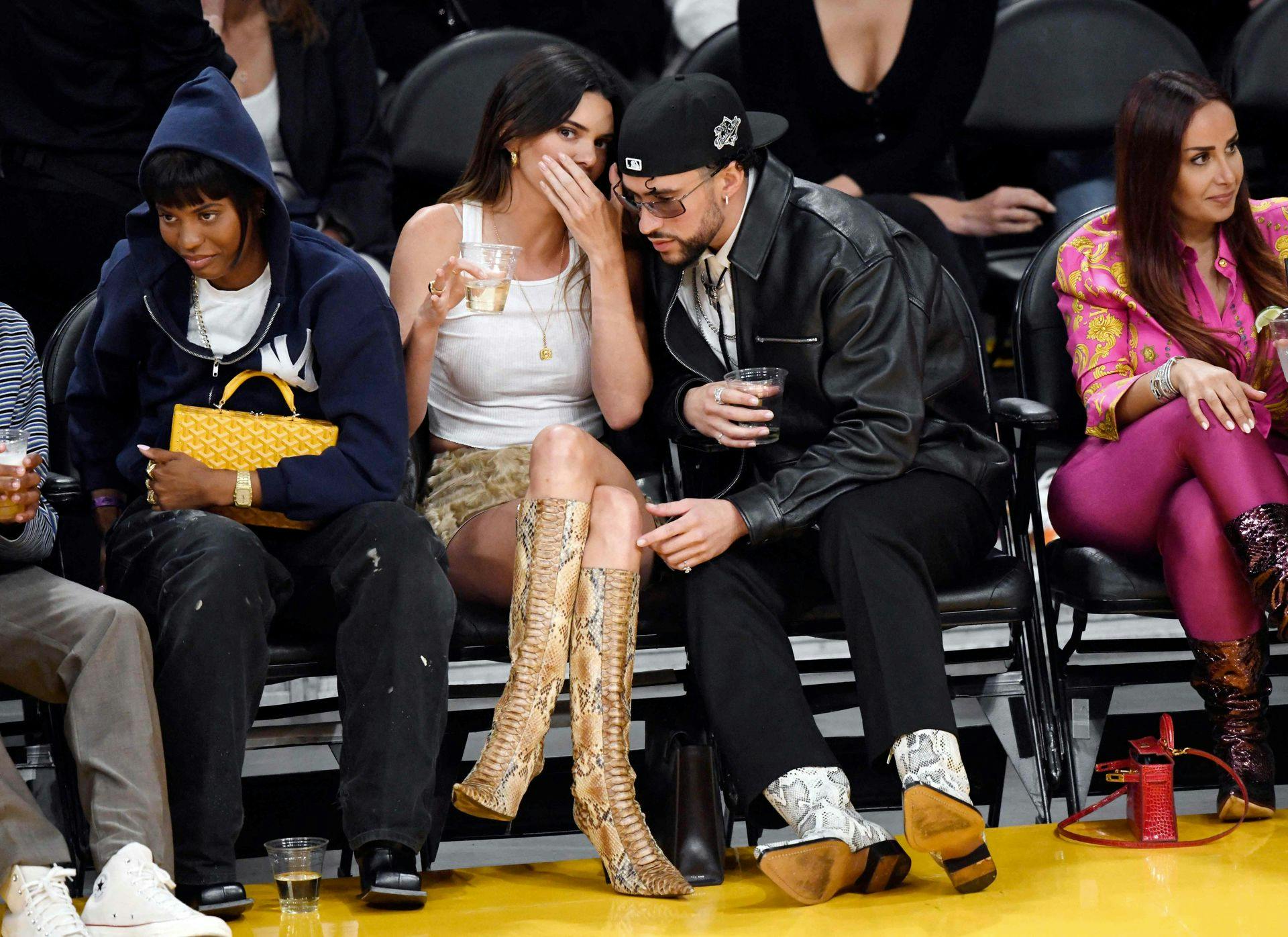 Kendall Jenner og Bad Bunny til basketballkamp sammen.