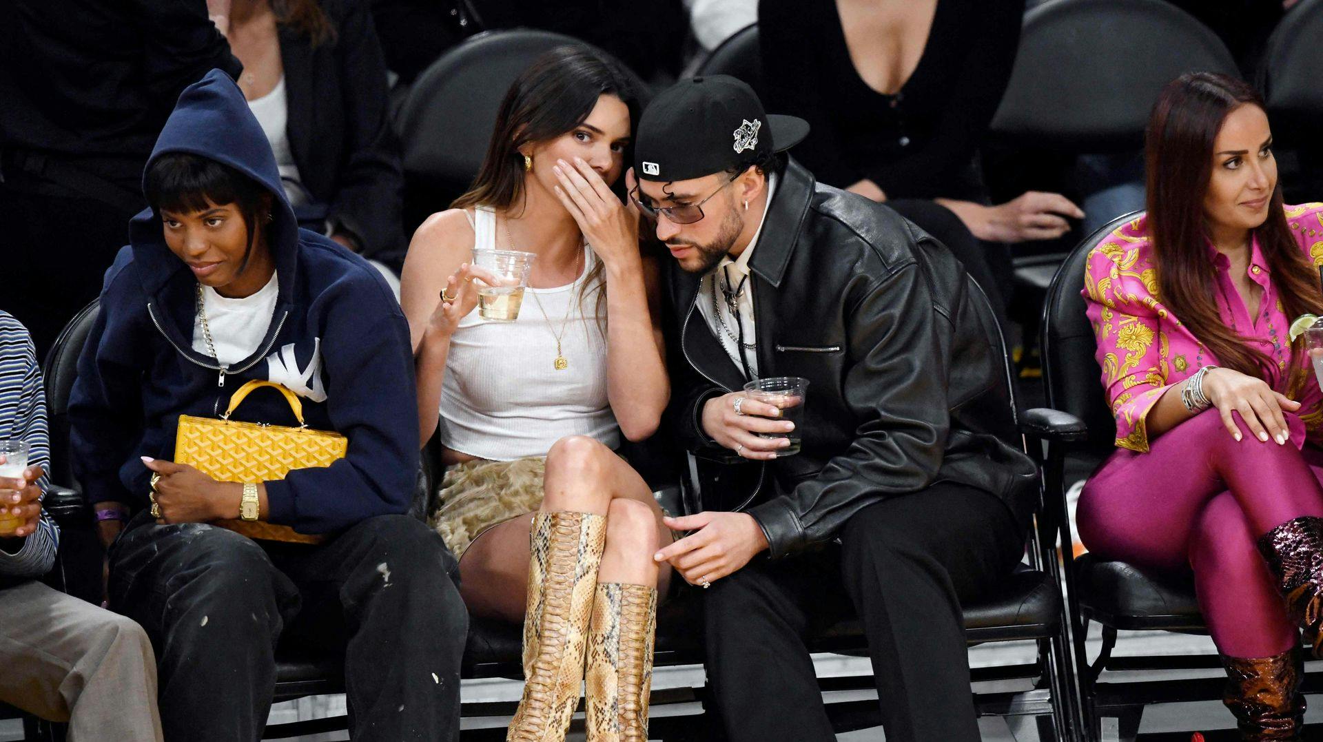 Kendall Jenner og Bad Bunny til basketballkamp sammen.