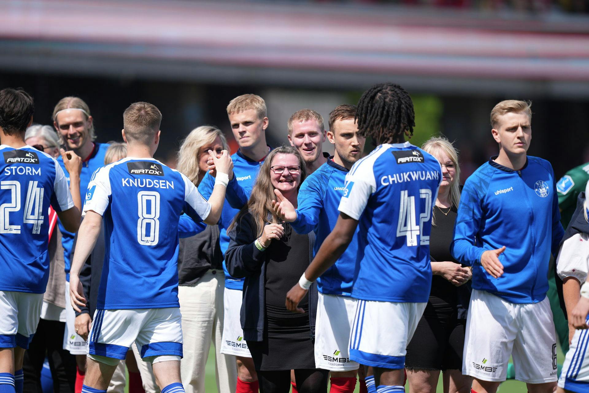 Lyngby-spillerne hilser på mor og søn fra Silkeborg.
