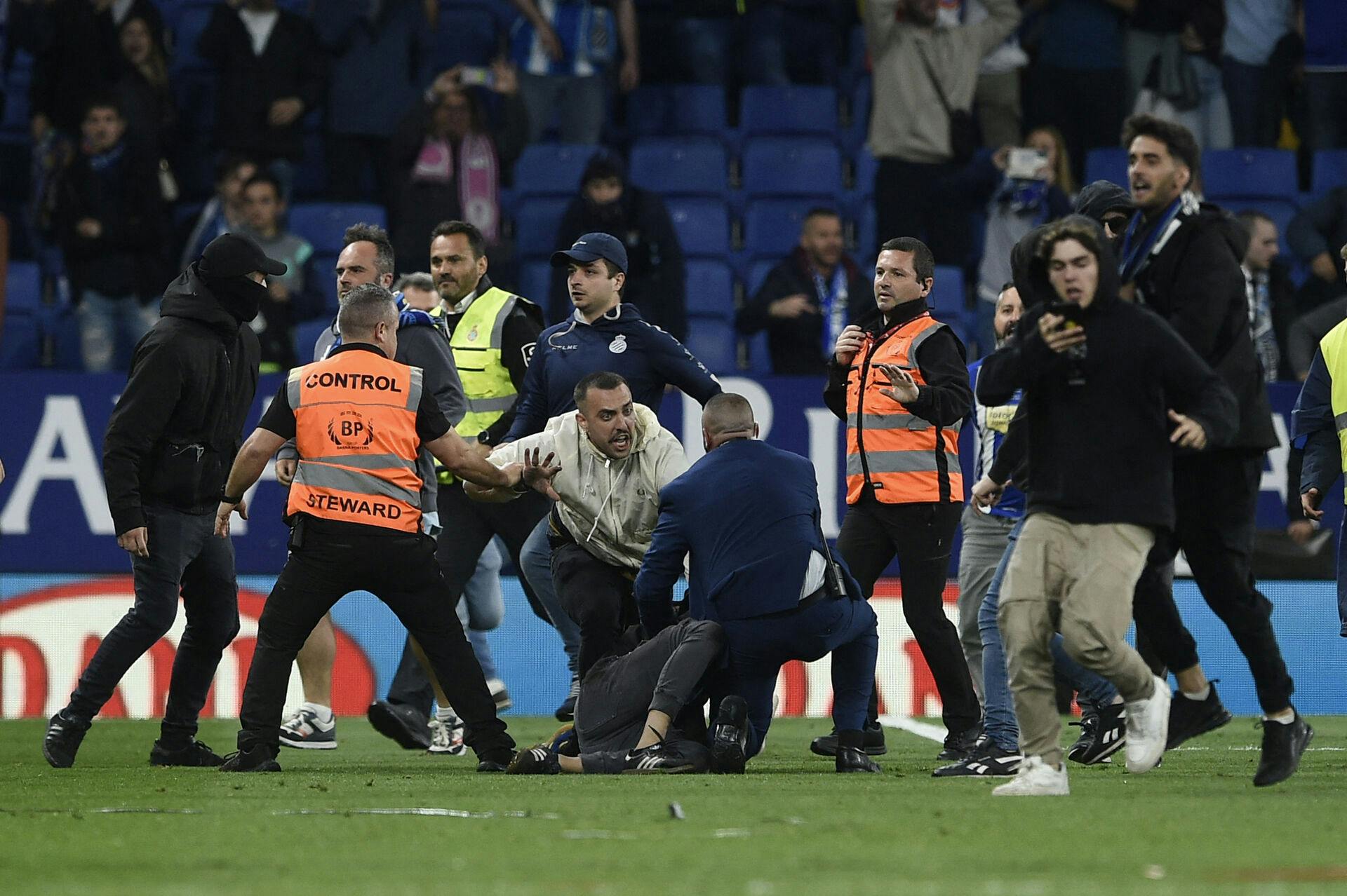 Espanyol-fans bliver her stoppet i deres jagt på Barcelona-spillerne.&nbsp;