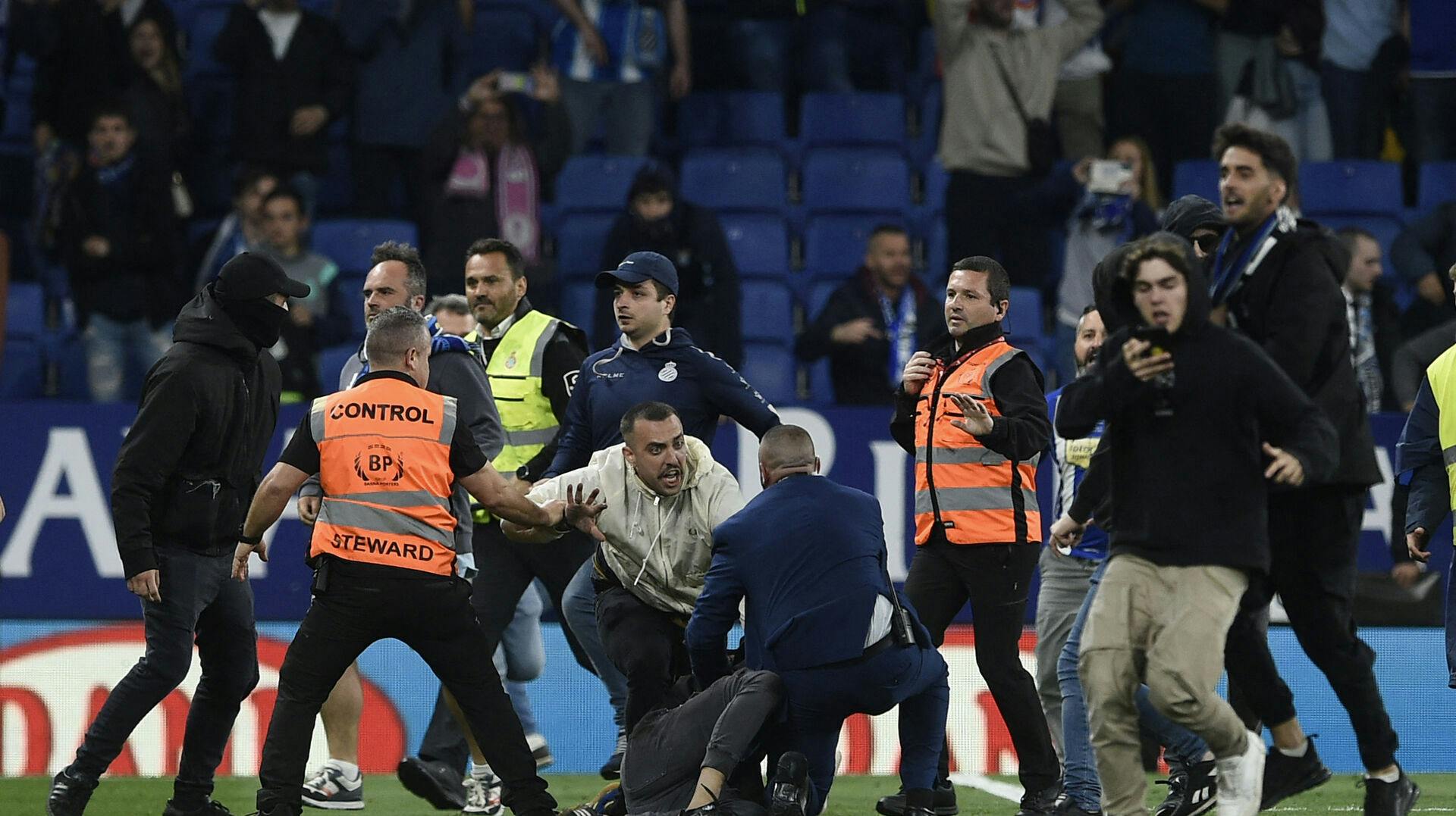 Espanyol-fans bliver her stoppet i deres jagt på Barcelona-spillerne. 