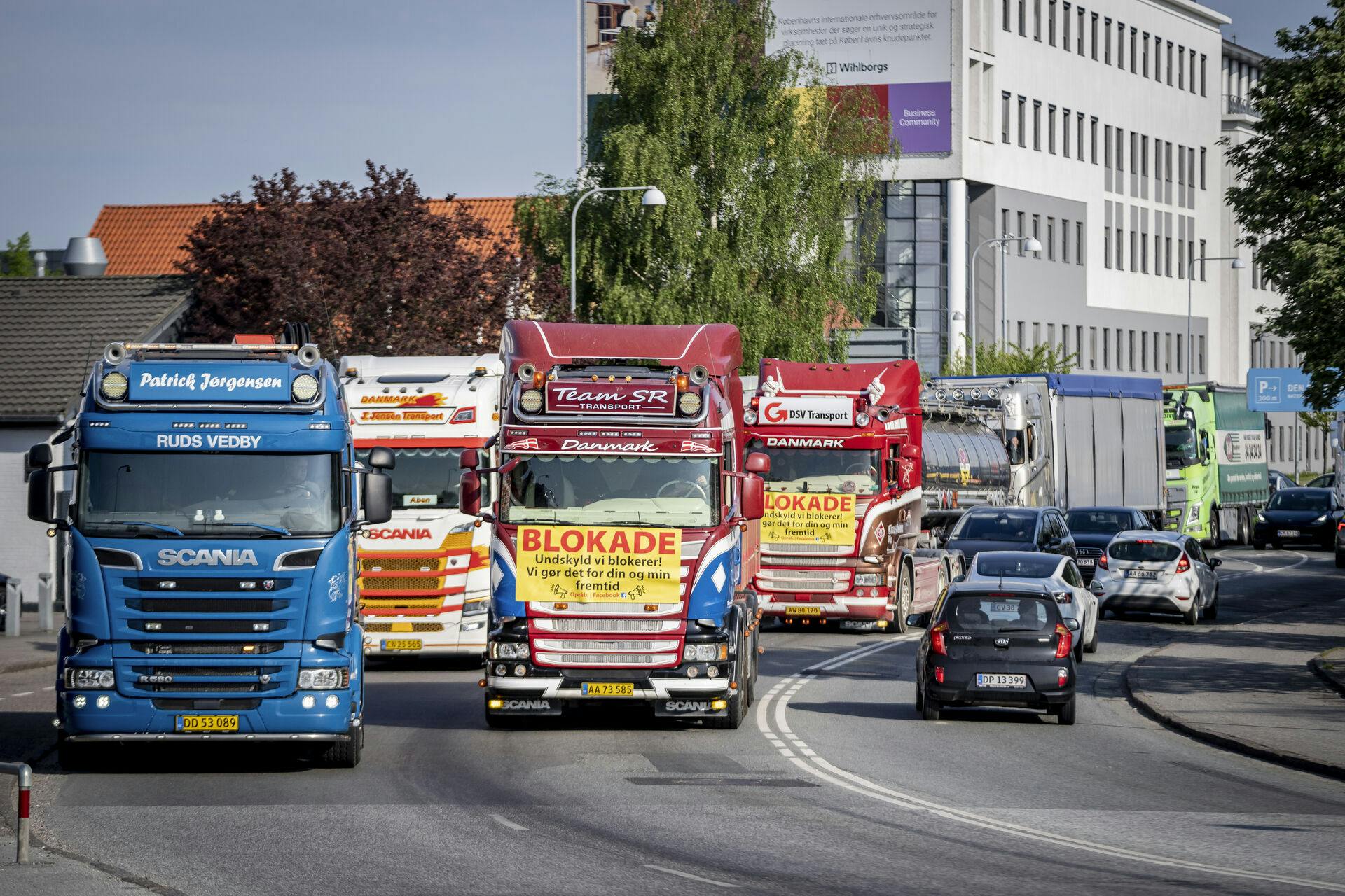 Lastbiler skabte stort trafikkaos mandag morgen på vejene omkring Københavns Lufthavn.