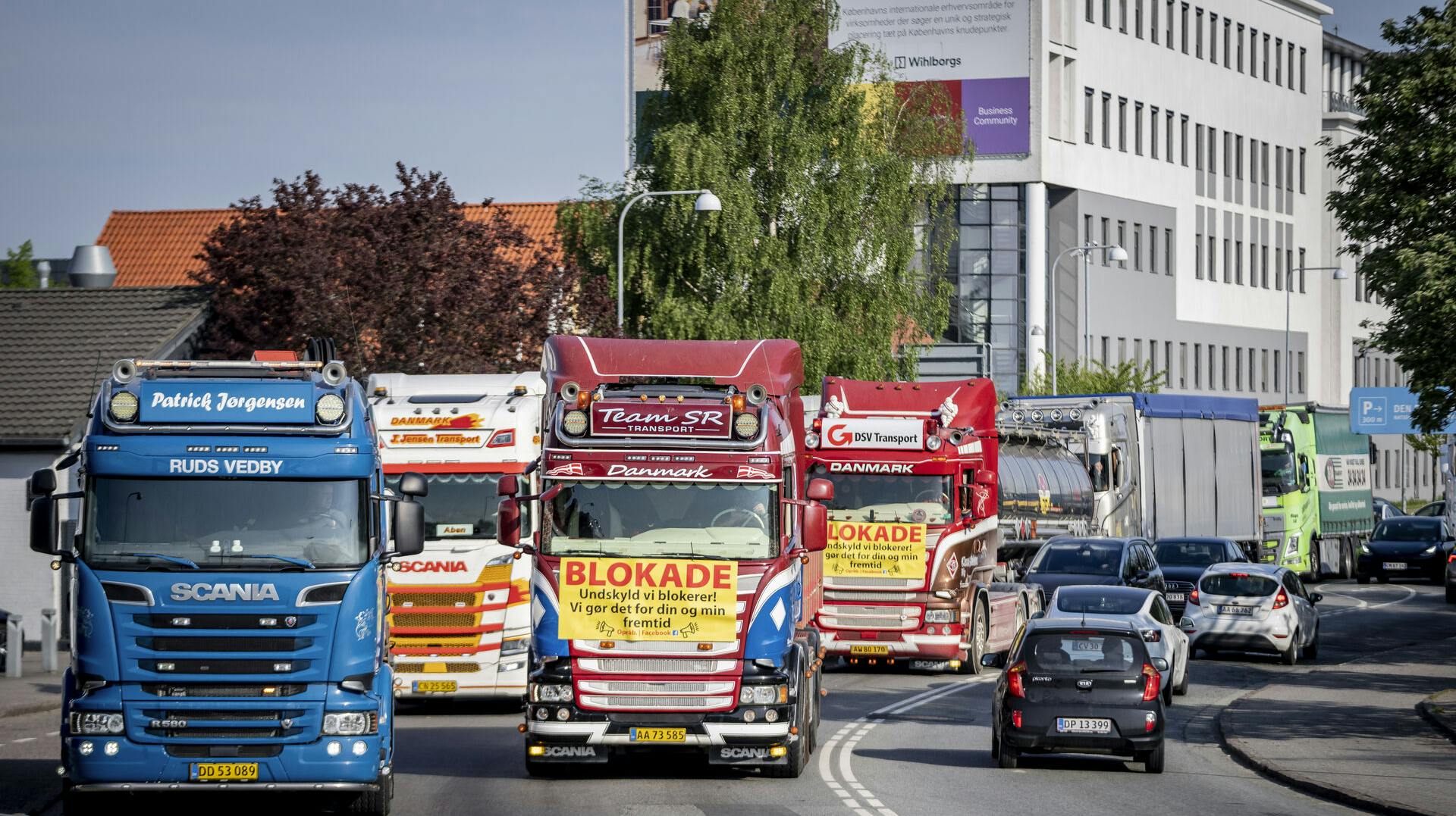 Lastbiler skabte stort trafikkaos mandag morgen på vejene omkring Københavns Lufthavn.