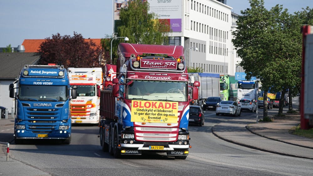 Lastbiler lammer trafikken ved Københavns Lufthavn i protest mod vejskat ved en aktion mandag den 15. maj 2023.
