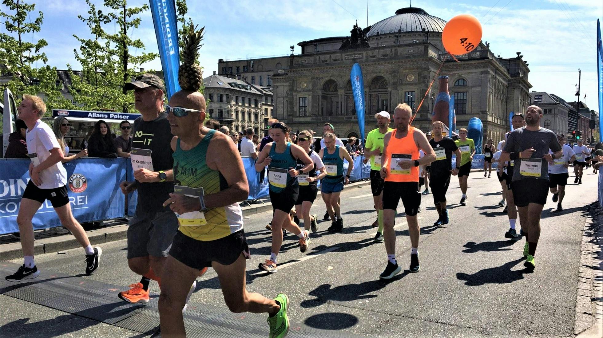Moshe Lederfien løb med en ananas på hovedet, da han søndag løb Copenhagen Marathon.