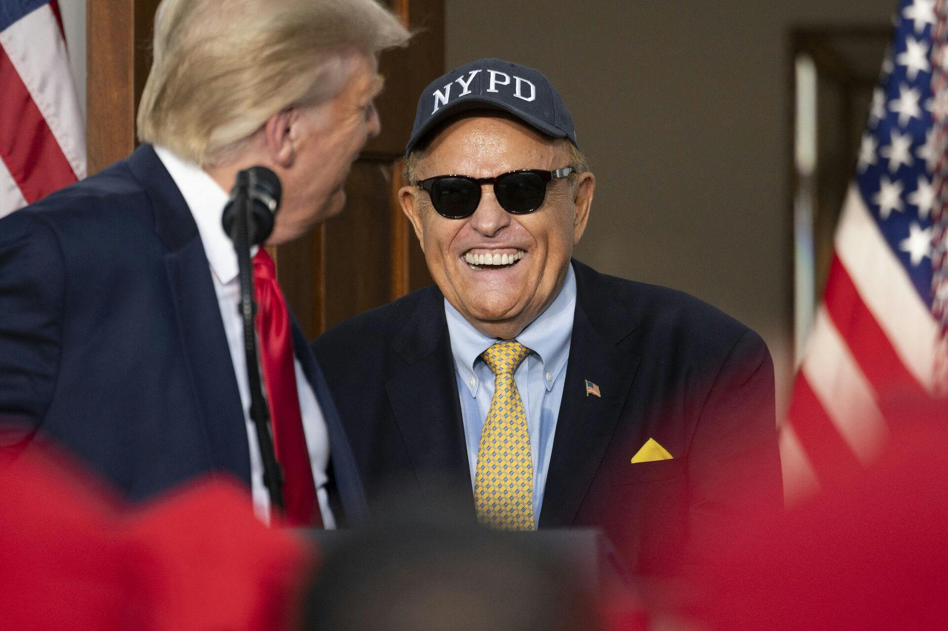 Donald Trump's personlige advokat, Rudy Giuliani, har et meget tæt og personligt forhold. I hvert fald så længe Giuliani støtter Trump, som han har gjort de seneste år.