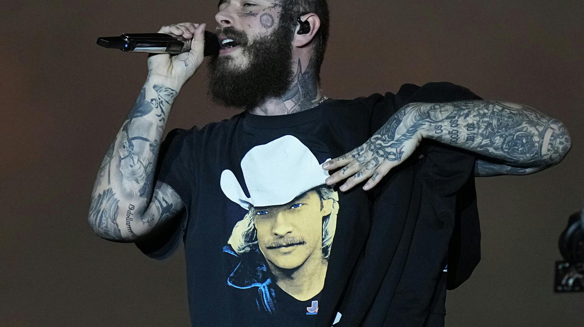 Post Malone serverer lækkerier til sine fans på et sølvfad for tiden. For blot ét år efter han udgav sit sidste album kommer et nyt på gaden når "Austin" udkommer den 28. juli. Allerede på fredag smider han singlen "Mournings" på gaden.