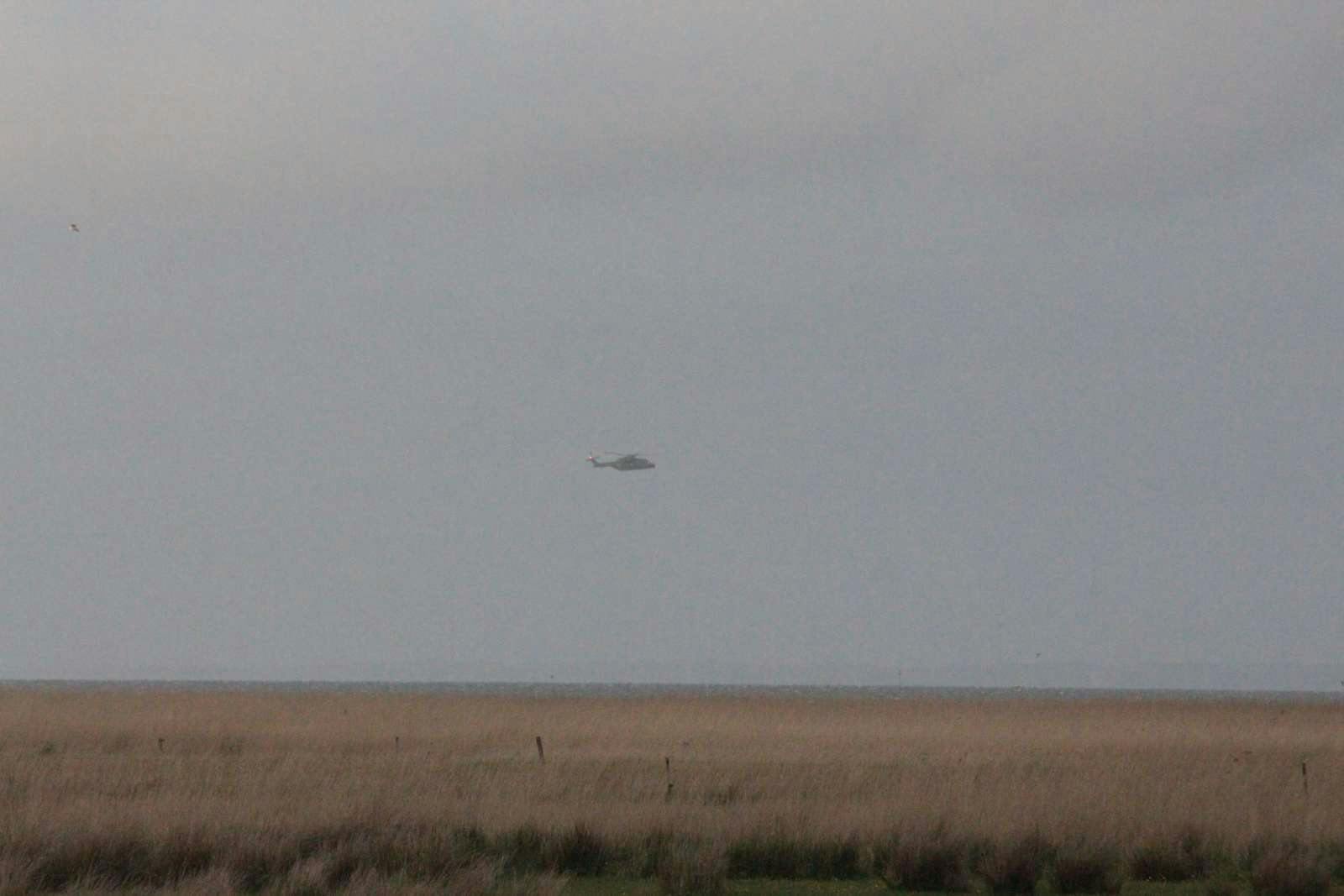 En helikopter er sendt i luften for at finde en kitesurfer som vidner mistede af syne på Ringkøbing Fjord