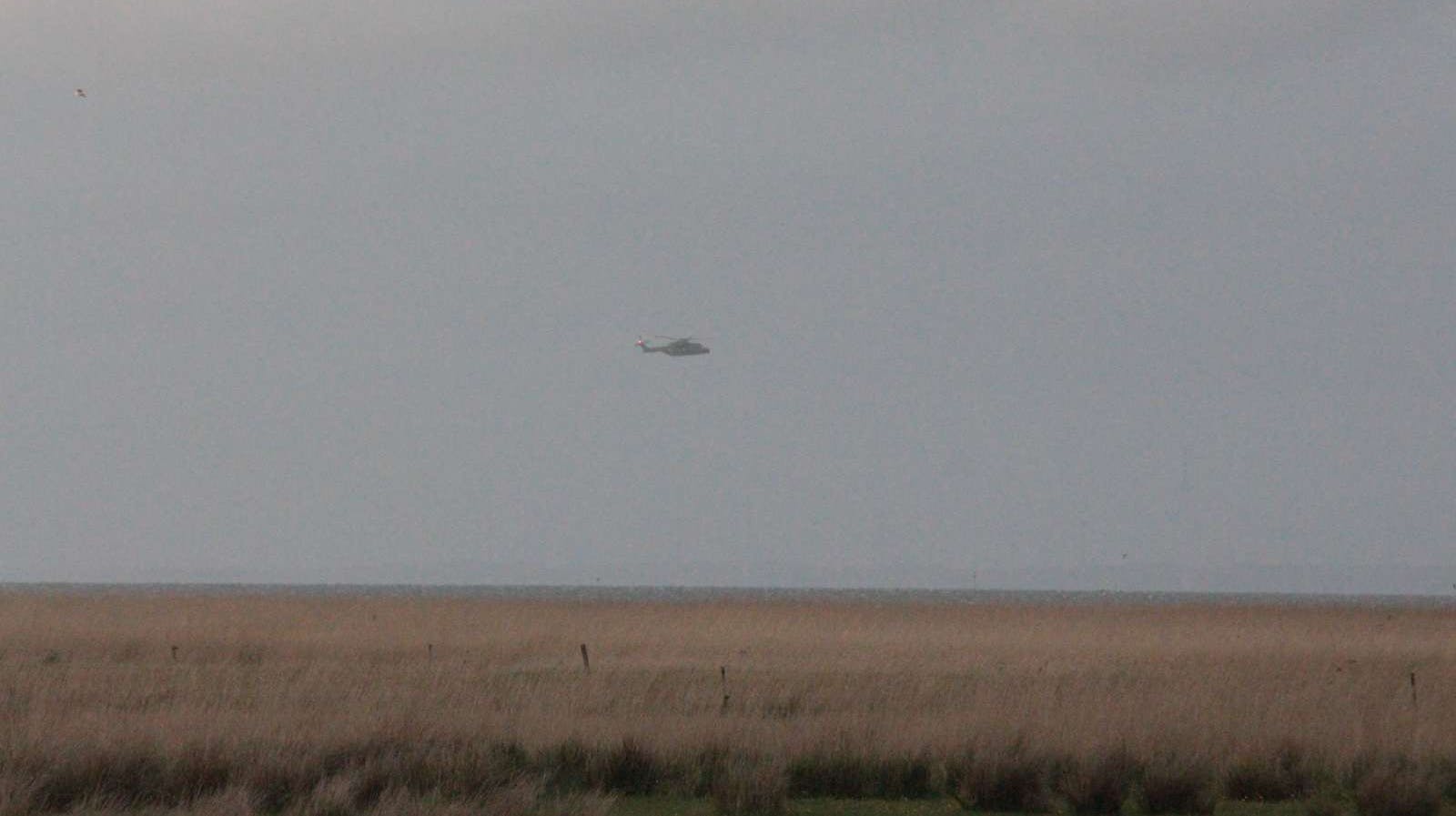 En helikopter er sendt i luften for at finde en kitesurfer som vidner mistede af syne på Ringkøbing Fjord