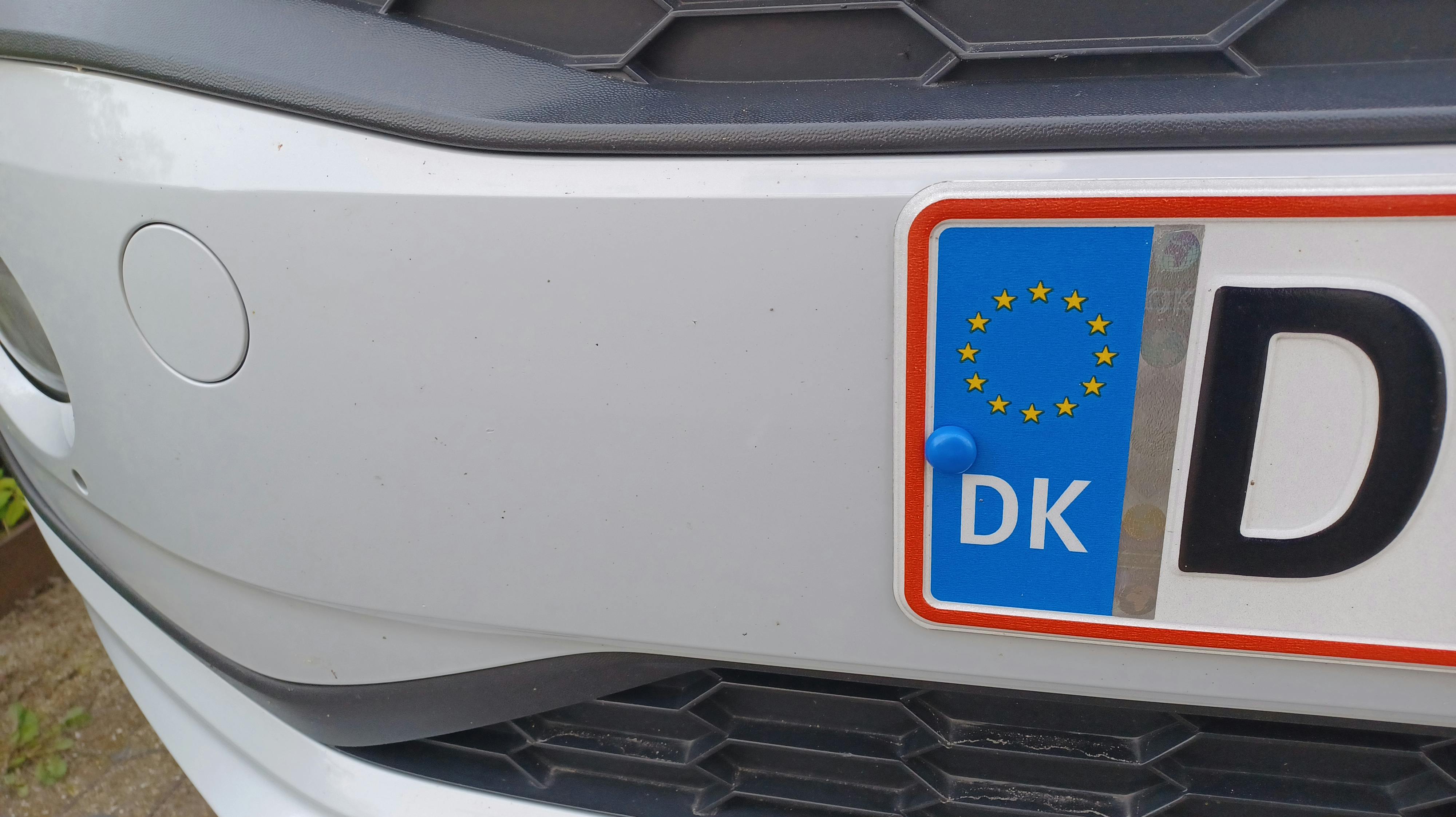 Hvis du ændrer det blå EU-mærkat på nummerpladen, hedder det en bøde på 1000 kroner.