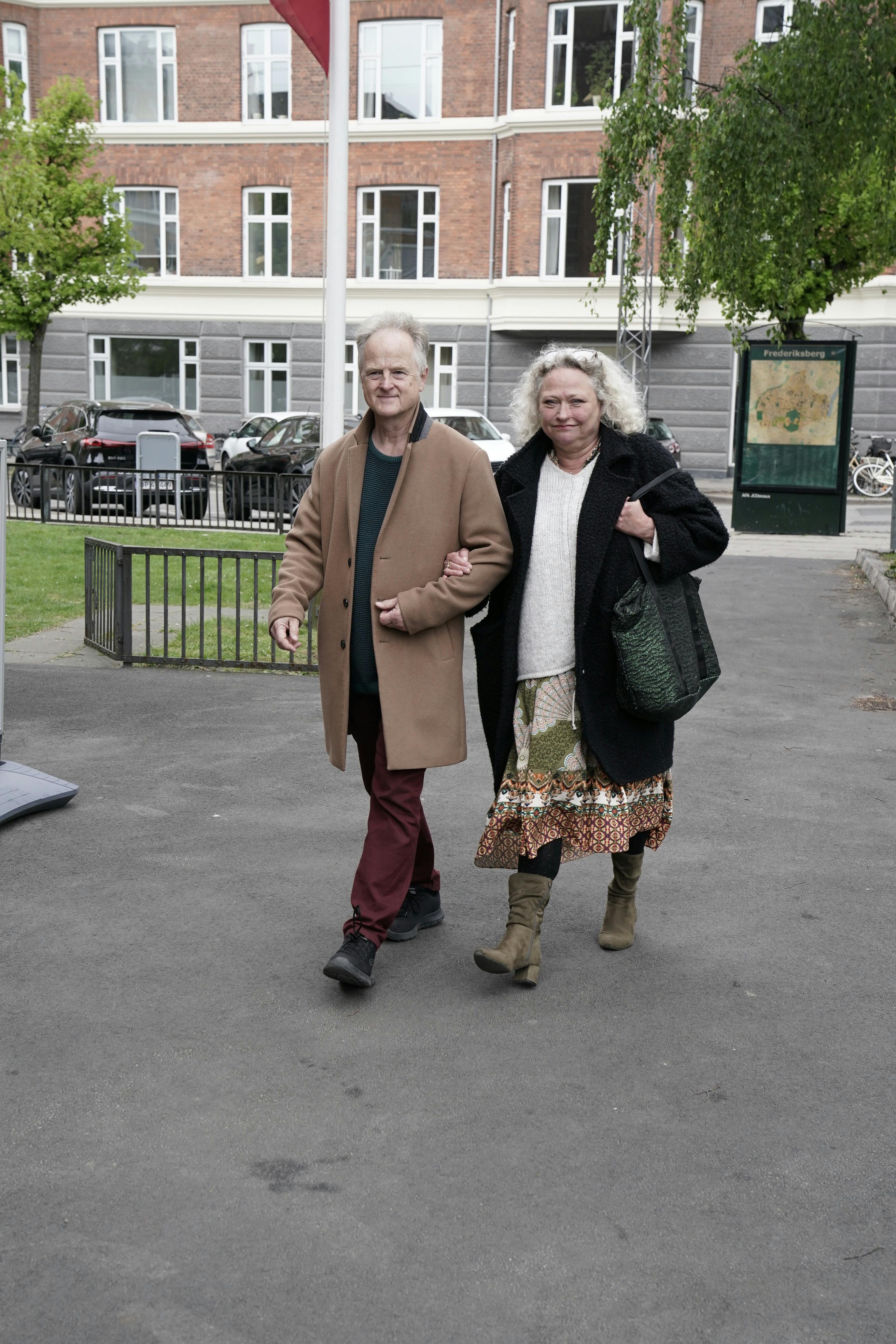 Henning Sprogøe og fru Anne tog også en sidste afsked med Holger Perfort. 