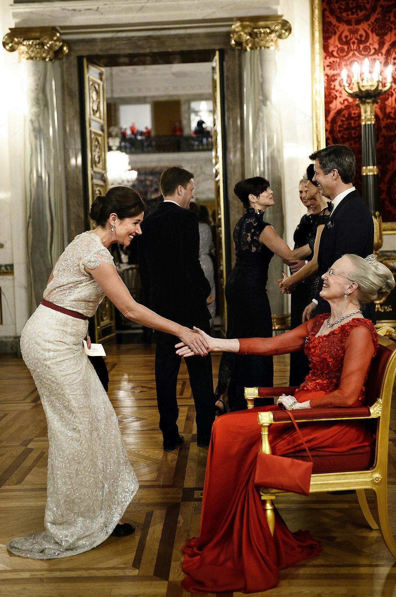 Sidse Babett Knudsen hilser på kongefamilien til dronning Margrethes aftenselskab for kunst og kultur på Christiansborg Slot tirsdag den 15. marts 2016.
