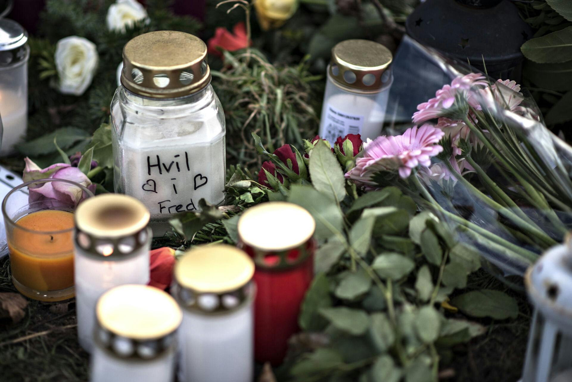 Blomster og lys til ære for Emilie Meng. 