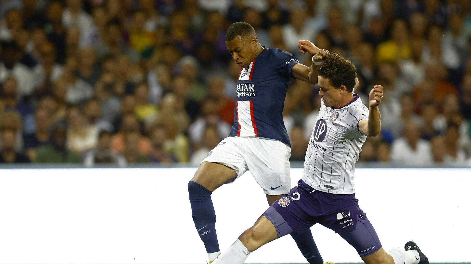 Rasmus Nicolaisen spiller til dagligt mod nogle af verdens bedste fodboldspillere. Nu skriver mediet Les Violets, at danskeren har lånt penge af sine medspillere. nbsp;