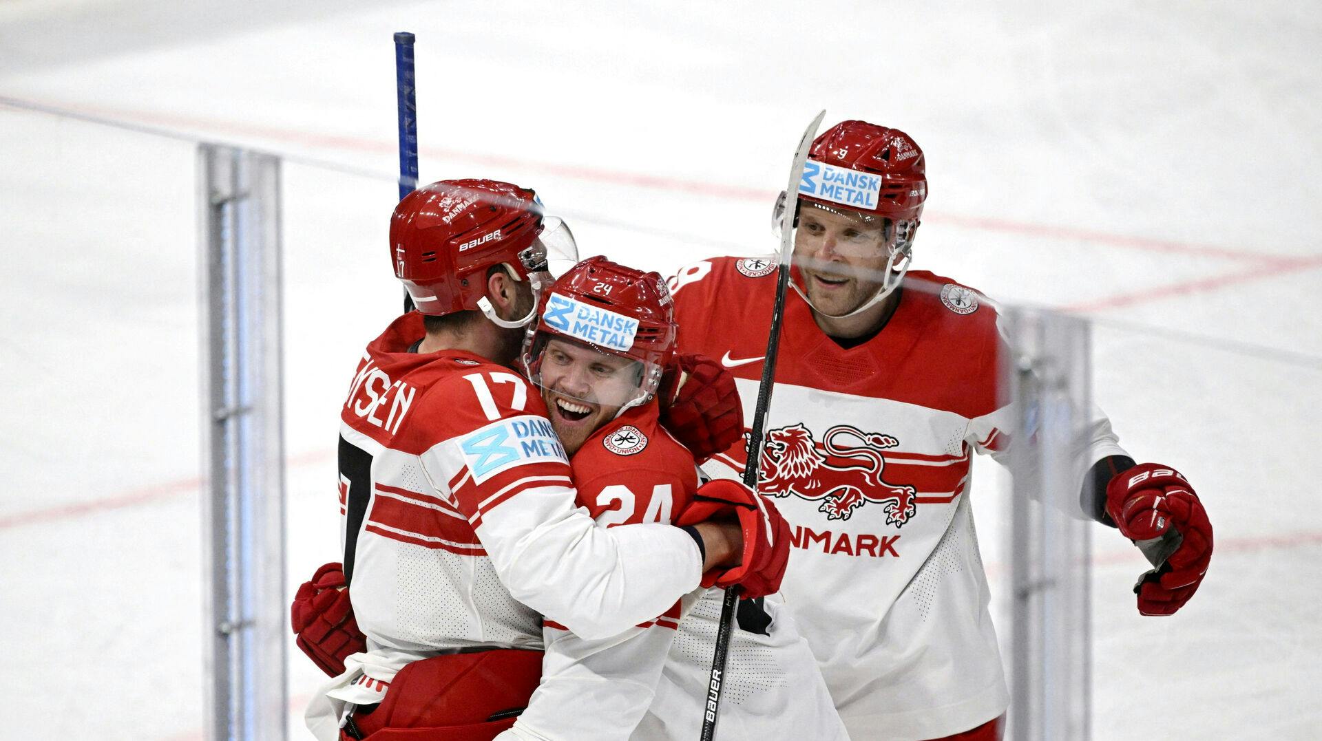 Nikolaj Ehlers åbnede Danmarks målkonto ved VM med sin scoring mod Ungarn. Det fejrer han med holdkammeraterne Nicklas Jensen og Frederik Storm.