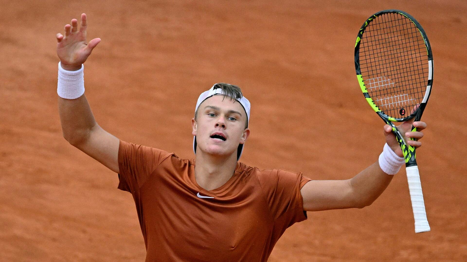 Holger Rune var tydeligt rørt efter den flotte sejr mod Novak Djokovic i Italian Open. 