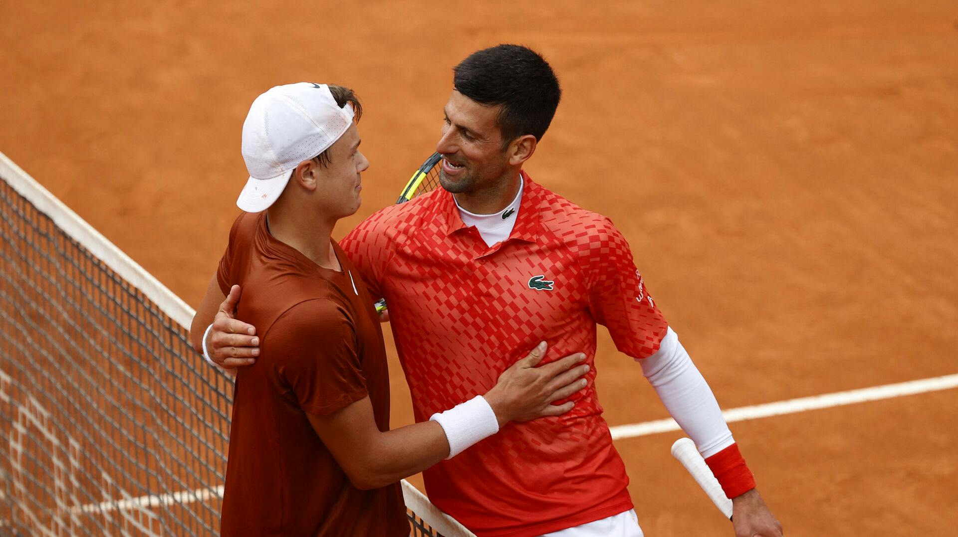 Holger Rune får store roser med på vejen af Novak Djokovic. nbsp;