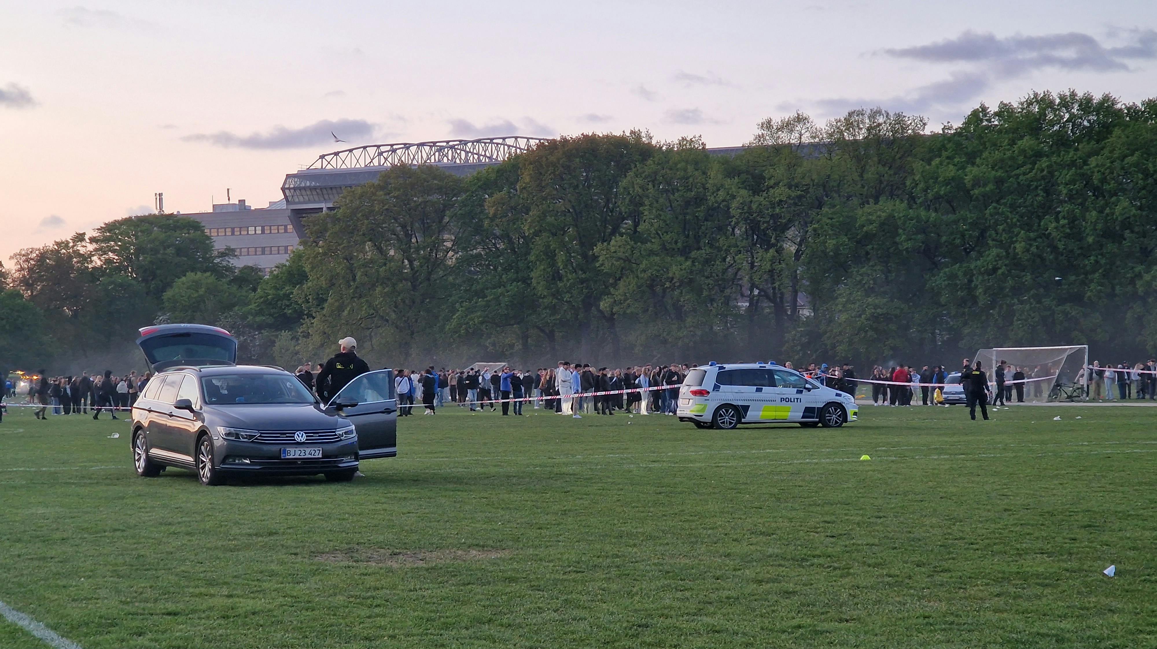 Politiet er talstærkt til stede i Fælledparken i København. 