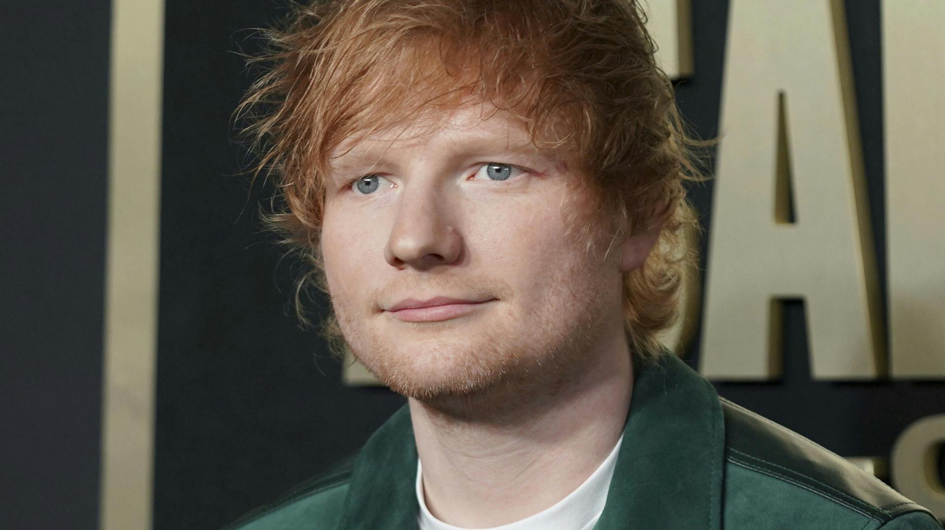 Ed Sheeran og Benny Jamz slår Tobias Rahim af pinden.