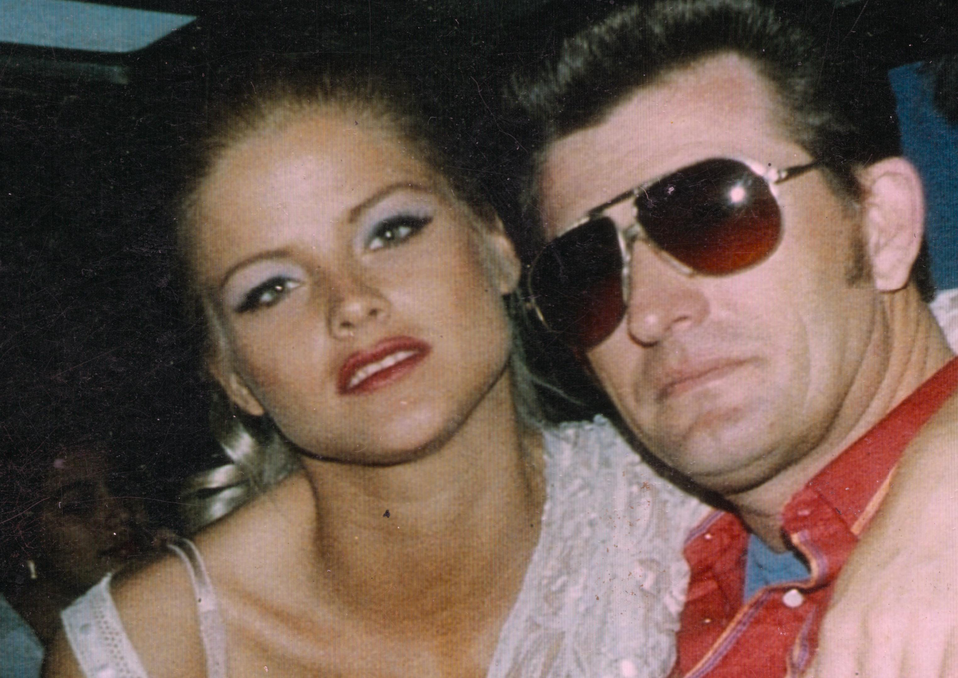 Anna Nicole Smith med sin far, Donald Hogan. Han havde forud for deres møde afsonet seks måneder i fængslet for at have voldtaget to mindreårige piger.