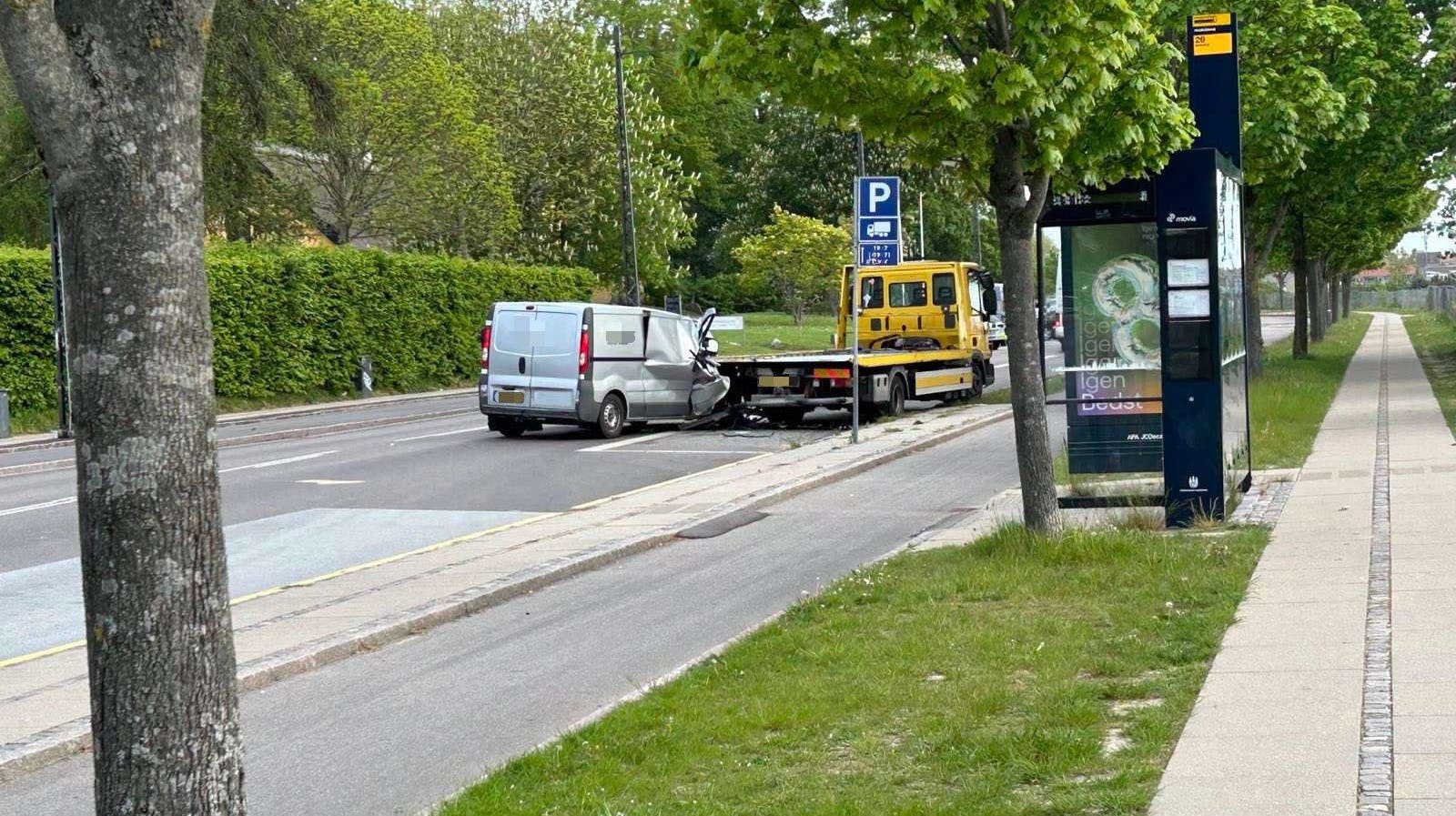 En parkeret bil blev påkørt af en varevogn.