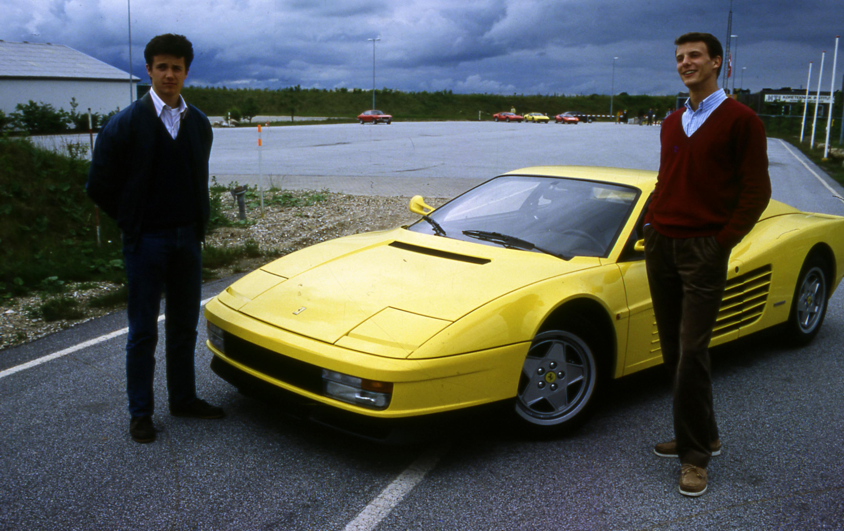 De to brødre lever et noget forskelligt liv - også når det kommer til transportmuligheder. Her er de fotograferet i 90'erne, hvor de fik mulighed for at prøvekøre en Ferrari. 
