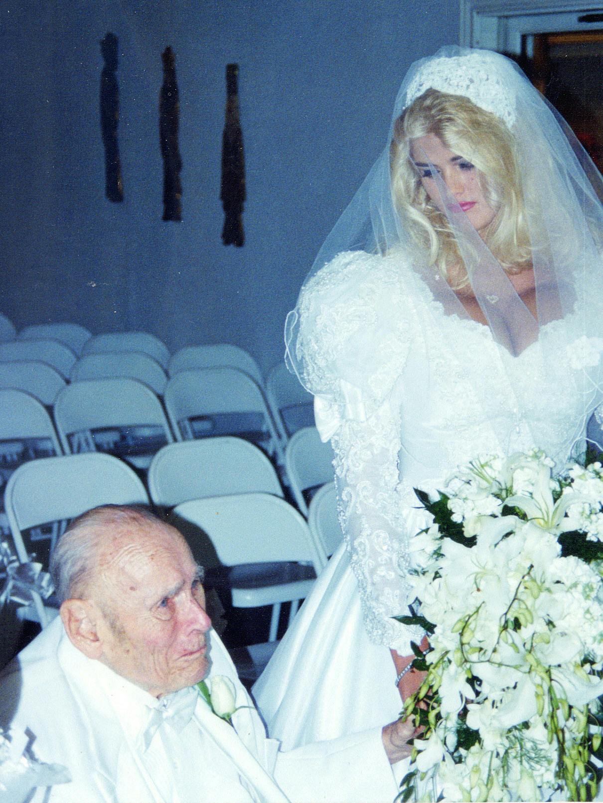 Anna Nicole Smith giftede sig med oliemilliardærenn J. Howard Marshall II i Texas d. 27. juni 1994. 