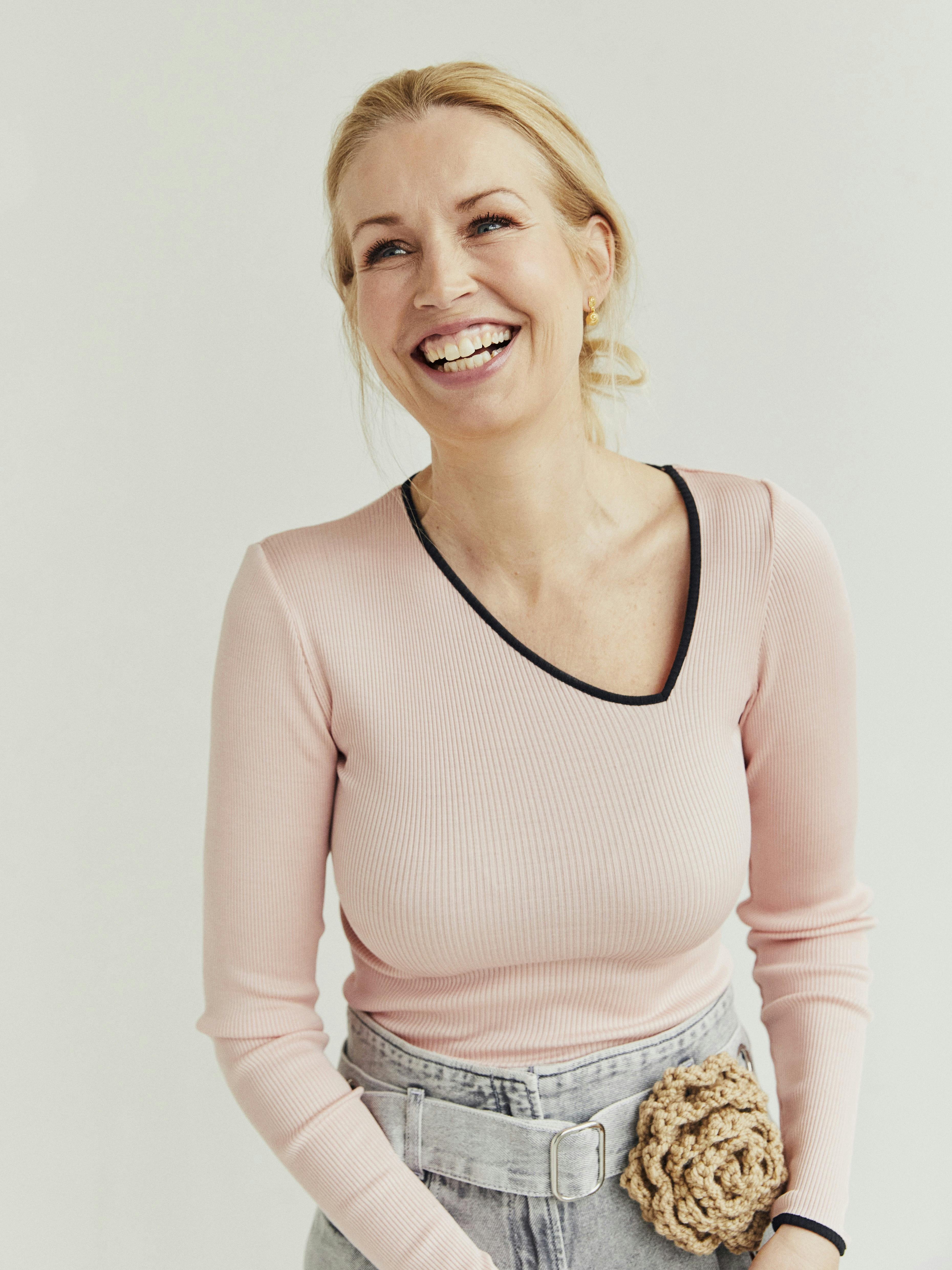 Tina Müller blev i oktober mor for første gang. Datteren Emma har været med til at åbne et kammer hos tv-værten med så mange følelser, tanker og bekymringer, som hun ikke anede, at hun havde.