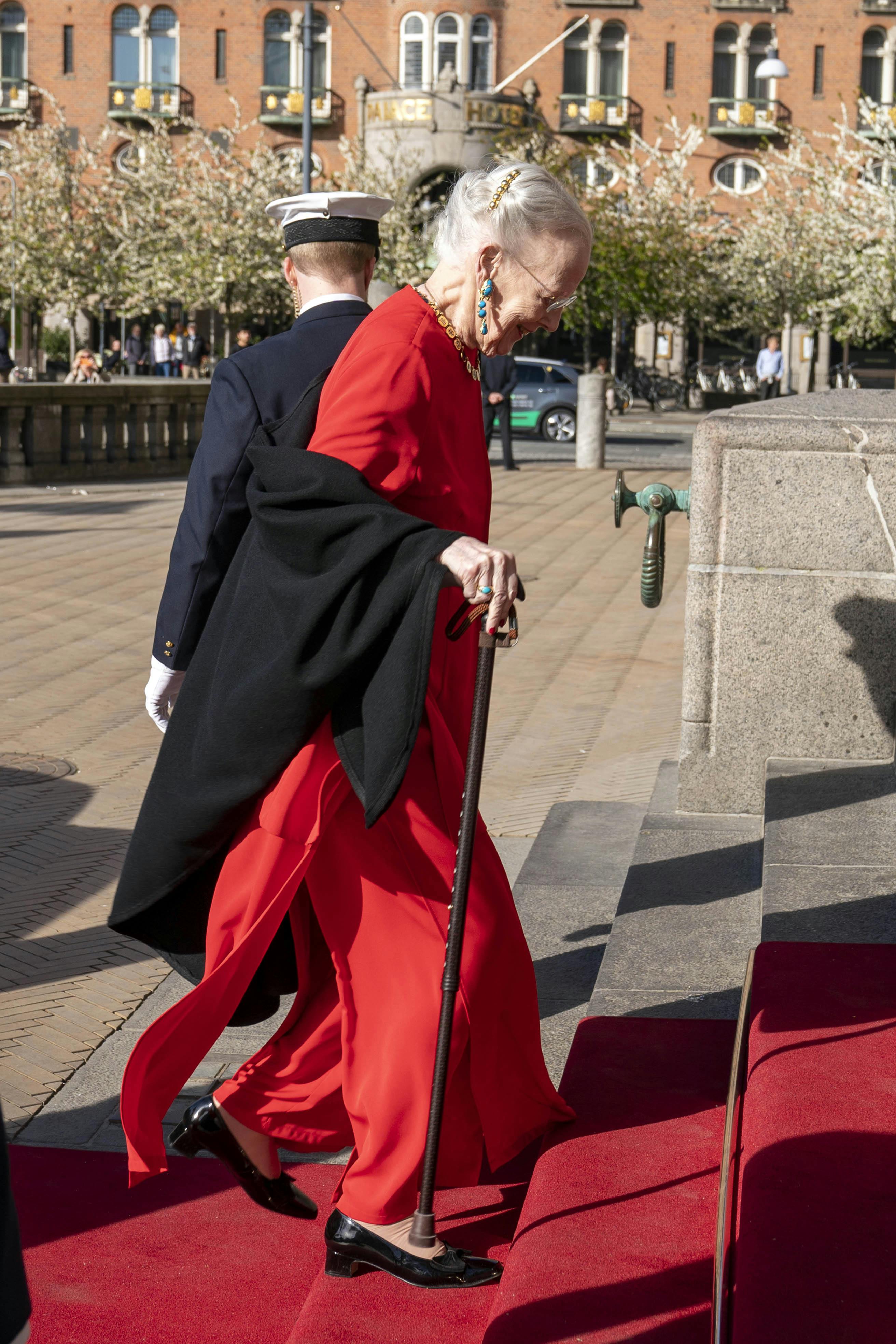 Dronning Margrethe med stok