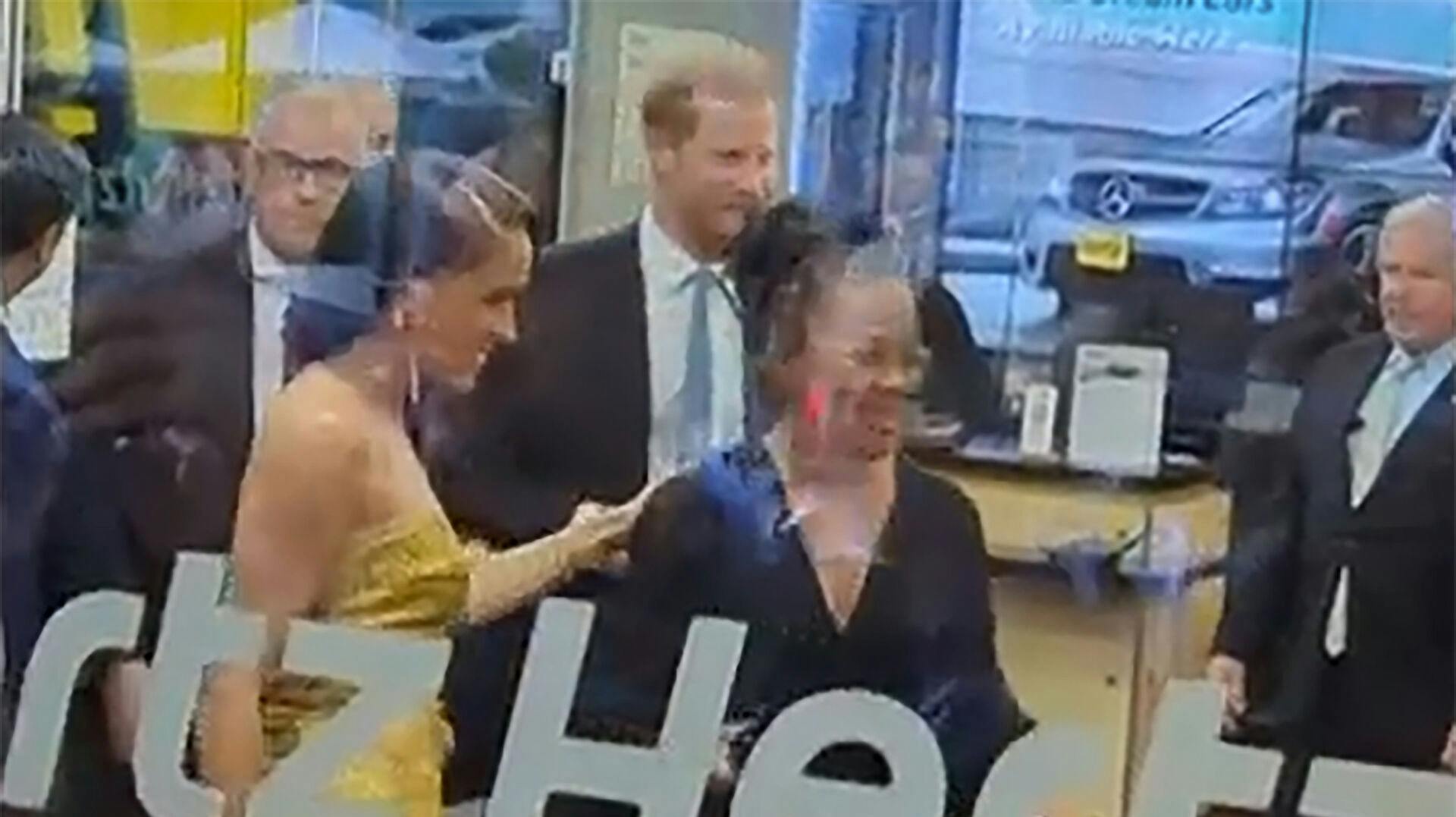 Harry og Meghan forlod en prisuddeling i New York og satte sig herefter ind i en taxa, som blev jagtet af paparazzifotografer.