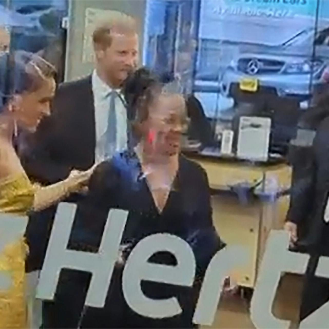 Harry og Meghan forlod en prisuddeling i New York og satte sig herefter ind i en taxa, som blev jagtet af paparazzifotografer.