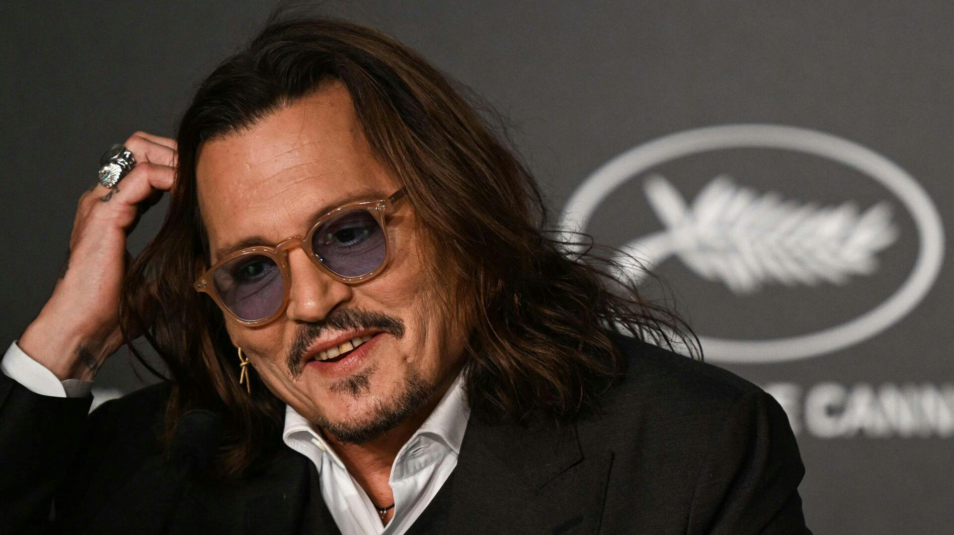 Johnny Depps tænder til Cannes Film Festival er gået virale.