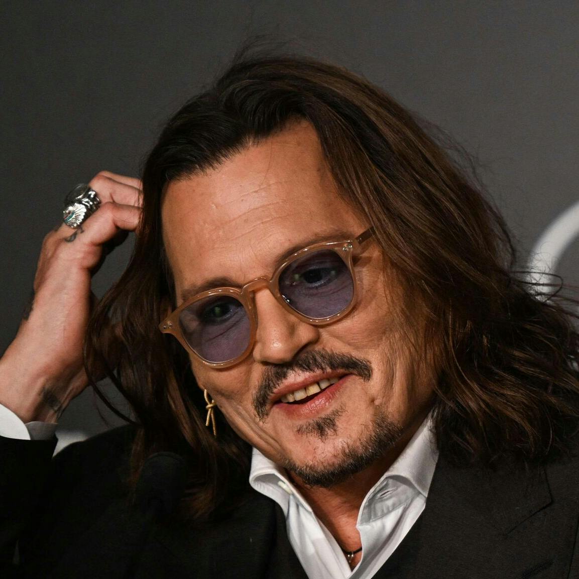 Johnny Depps tænder til Cannes Film Festival er gået virale.