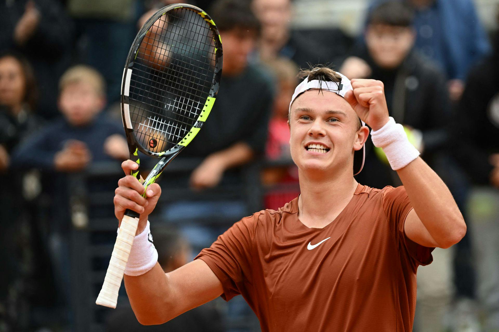 Holger Rune efter kampen mod serbiske Novak Djokovic den 17. maj.
