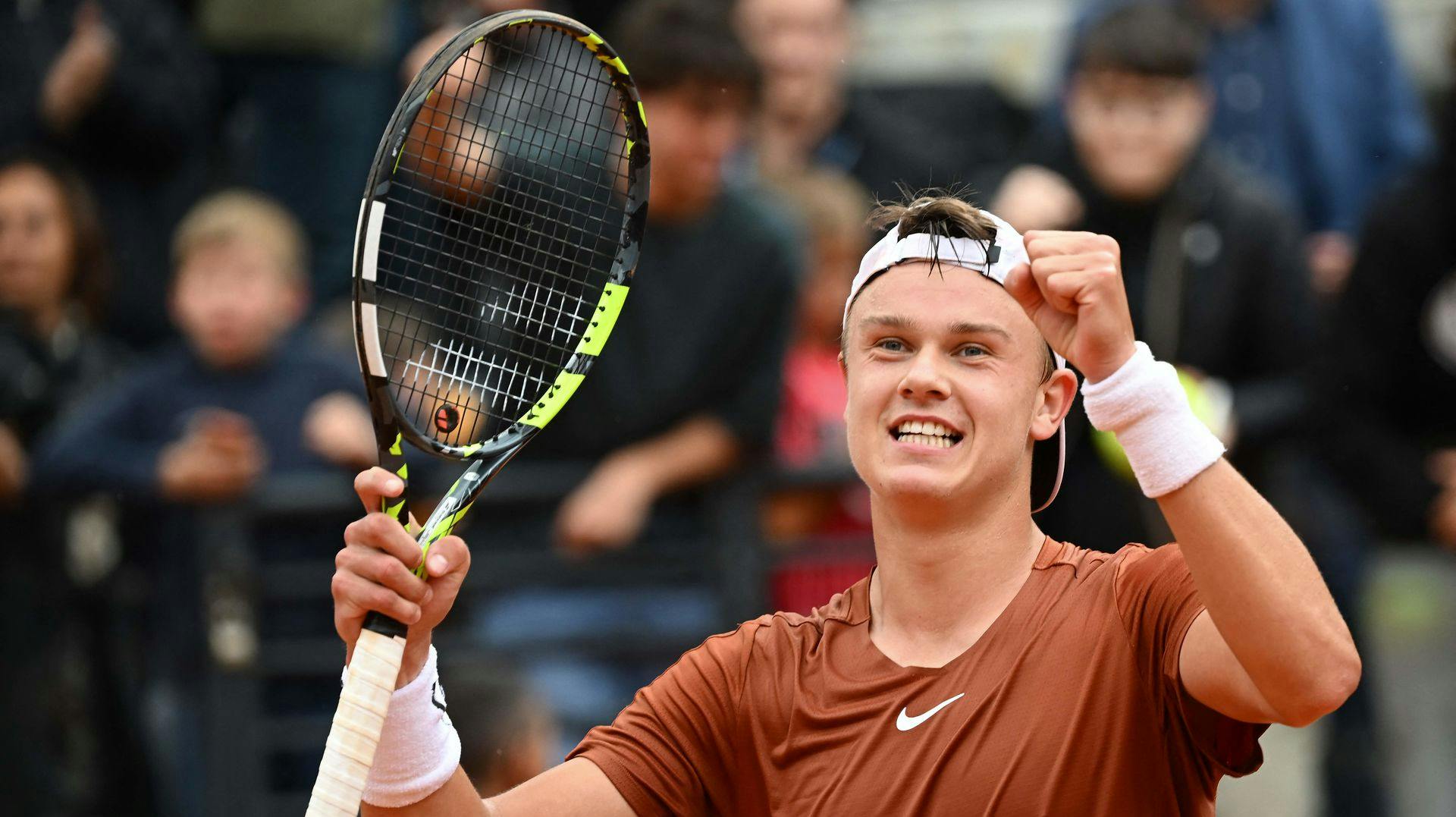 Holger Rune efter kampen mod serbiske Novak Djokovic den 17. maj.