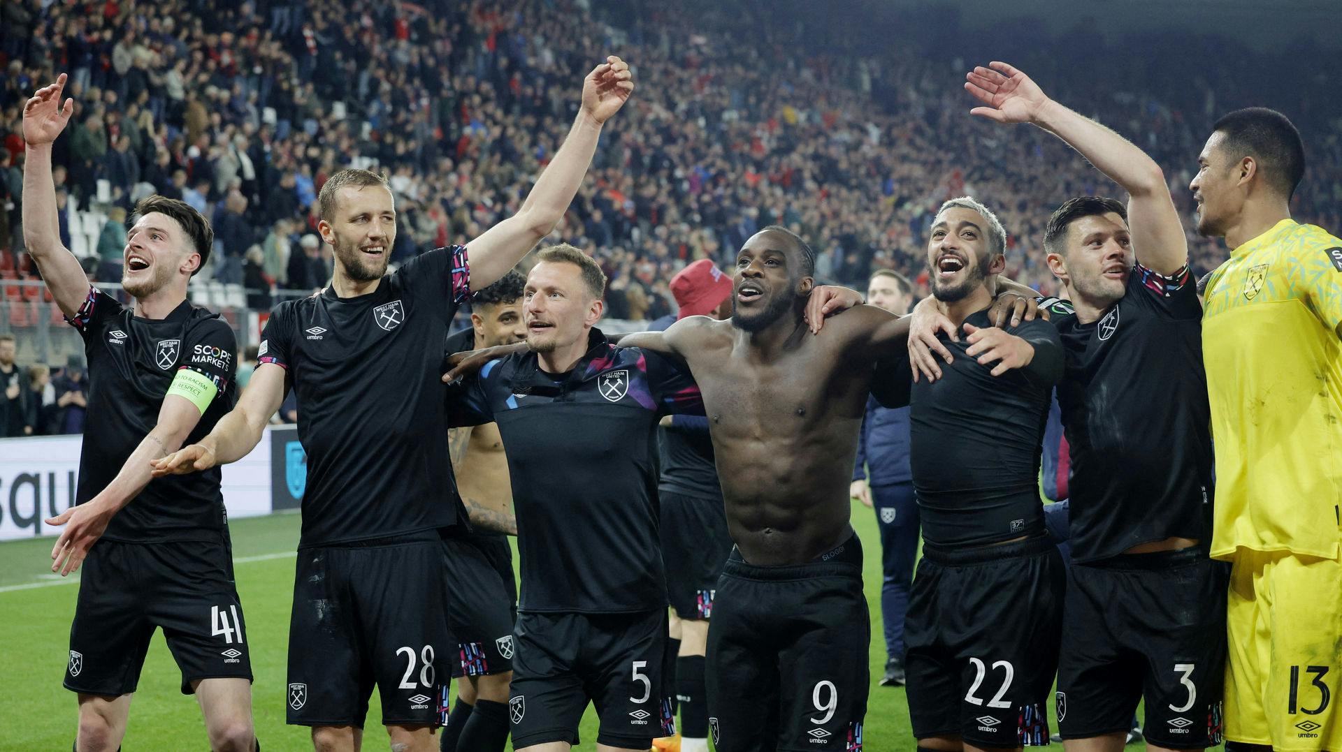 Midt i jublen måtte West Ham-spillerne storme til tribunen for at redde tilhængere, venner og familie. nbsp;