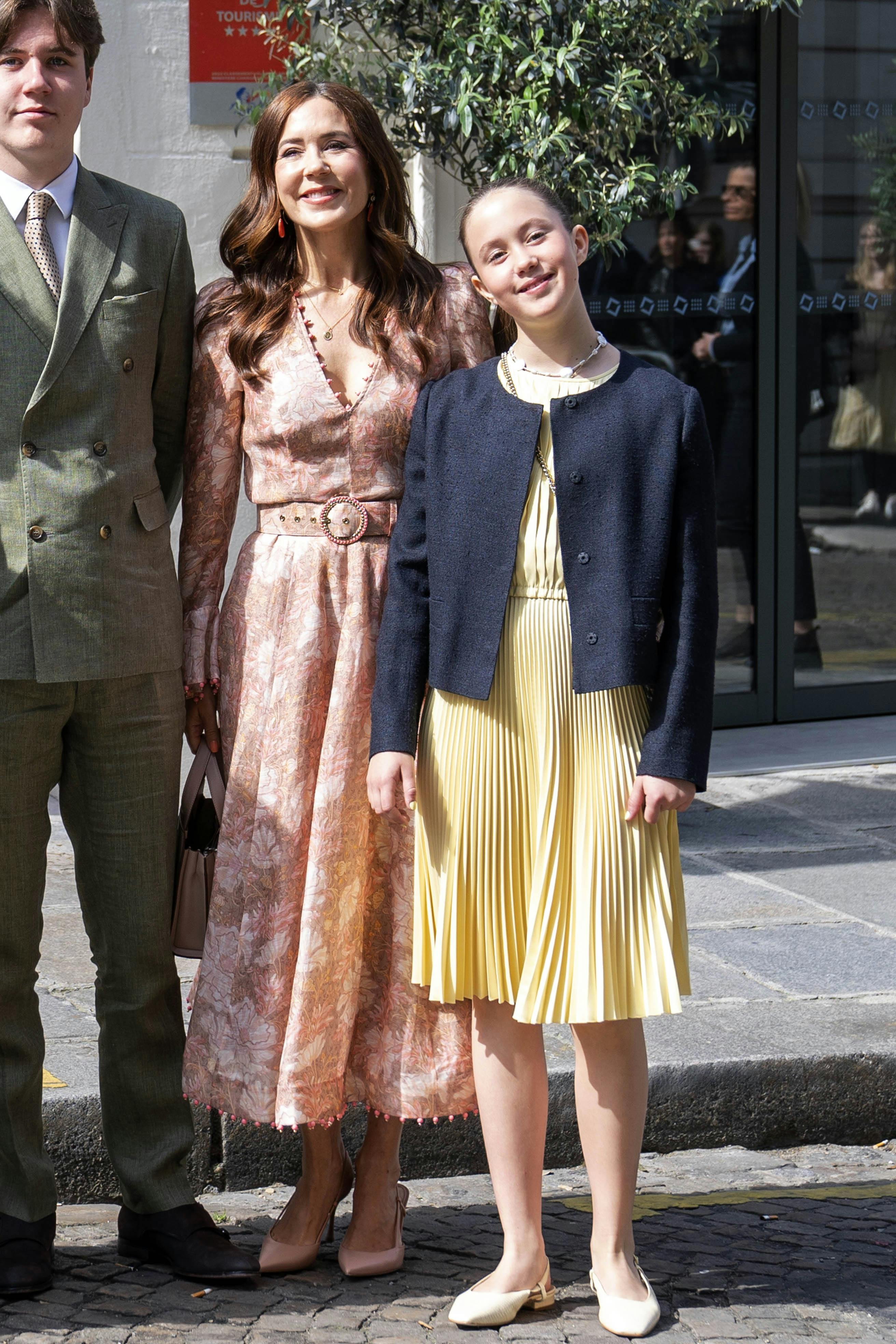 Prinsesse Josephine er også begyndt at gå i sin mors tøjskab.