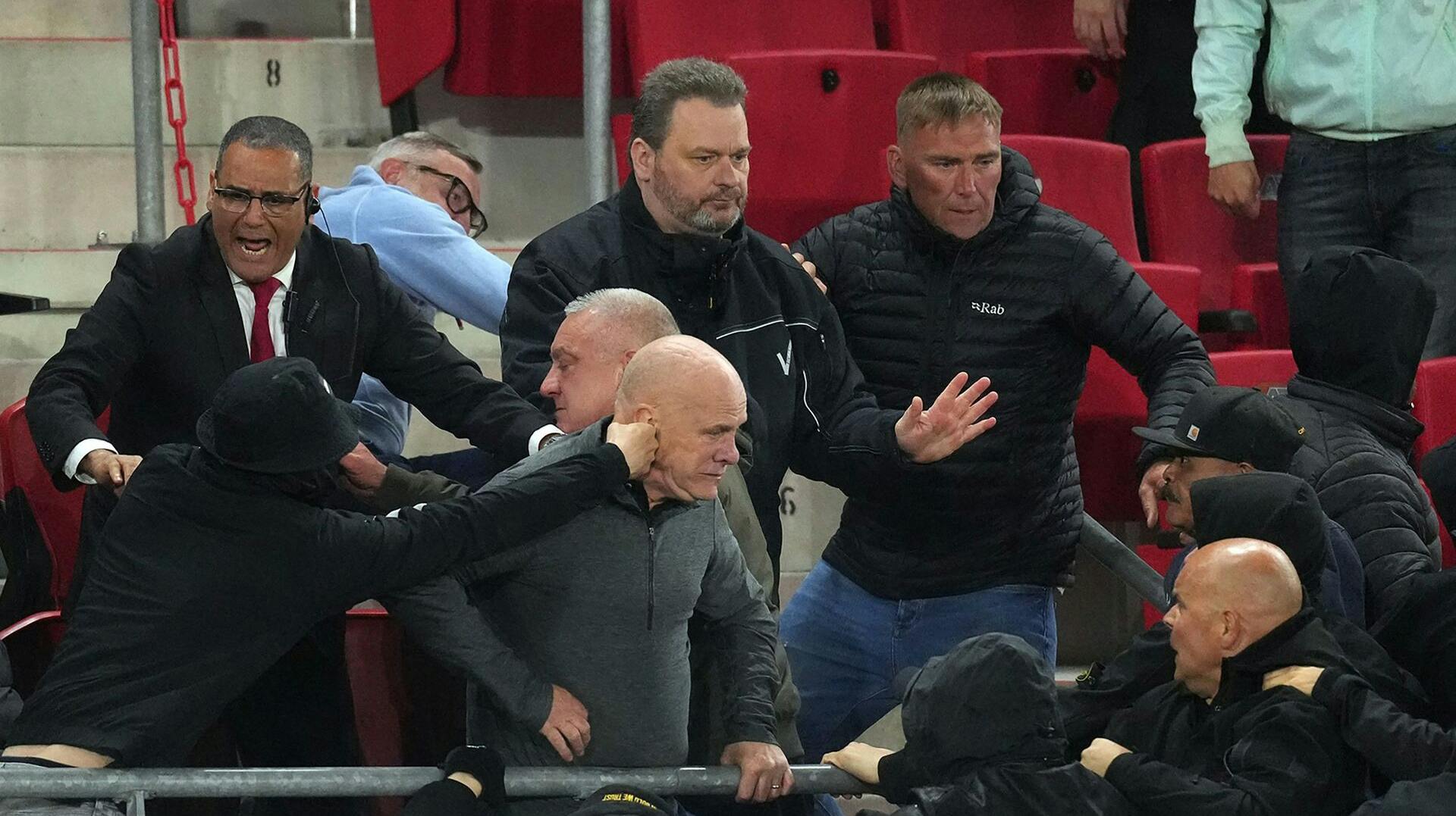 Hollandske hooligans fik amok på udeholdets fans, da West Ham besejrede AZ Alkmaar i semifinalen ved Europa Conference League. nbsp; 