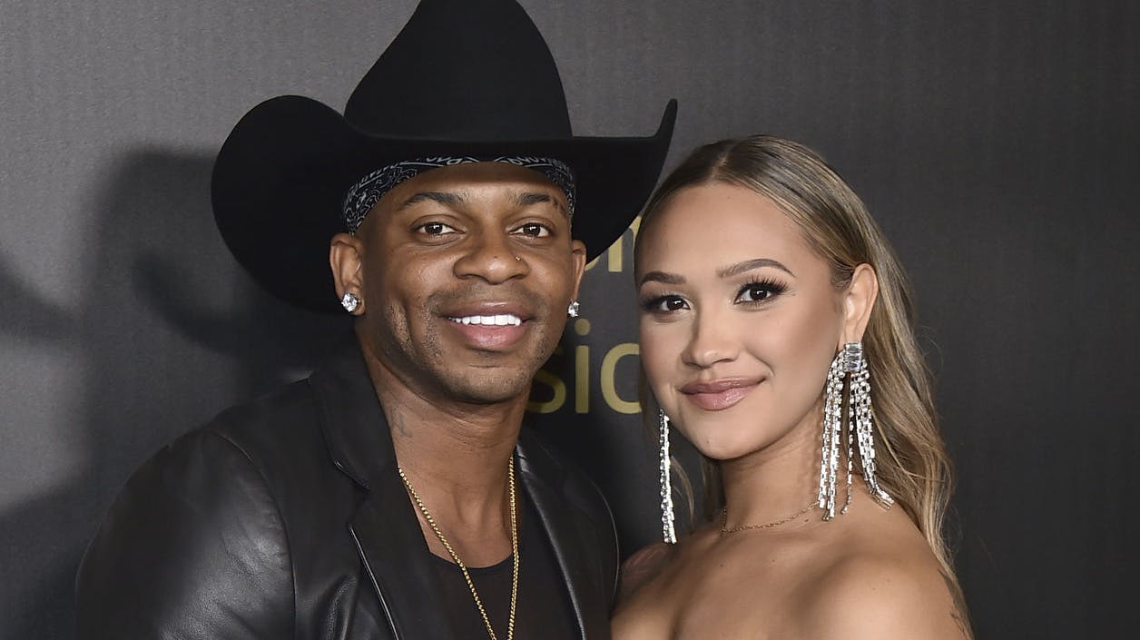 Jimmie Allen sender nu en offentlig undskyldning til sin gravide kone Alexis Gale Allen efter han har været hende utro.