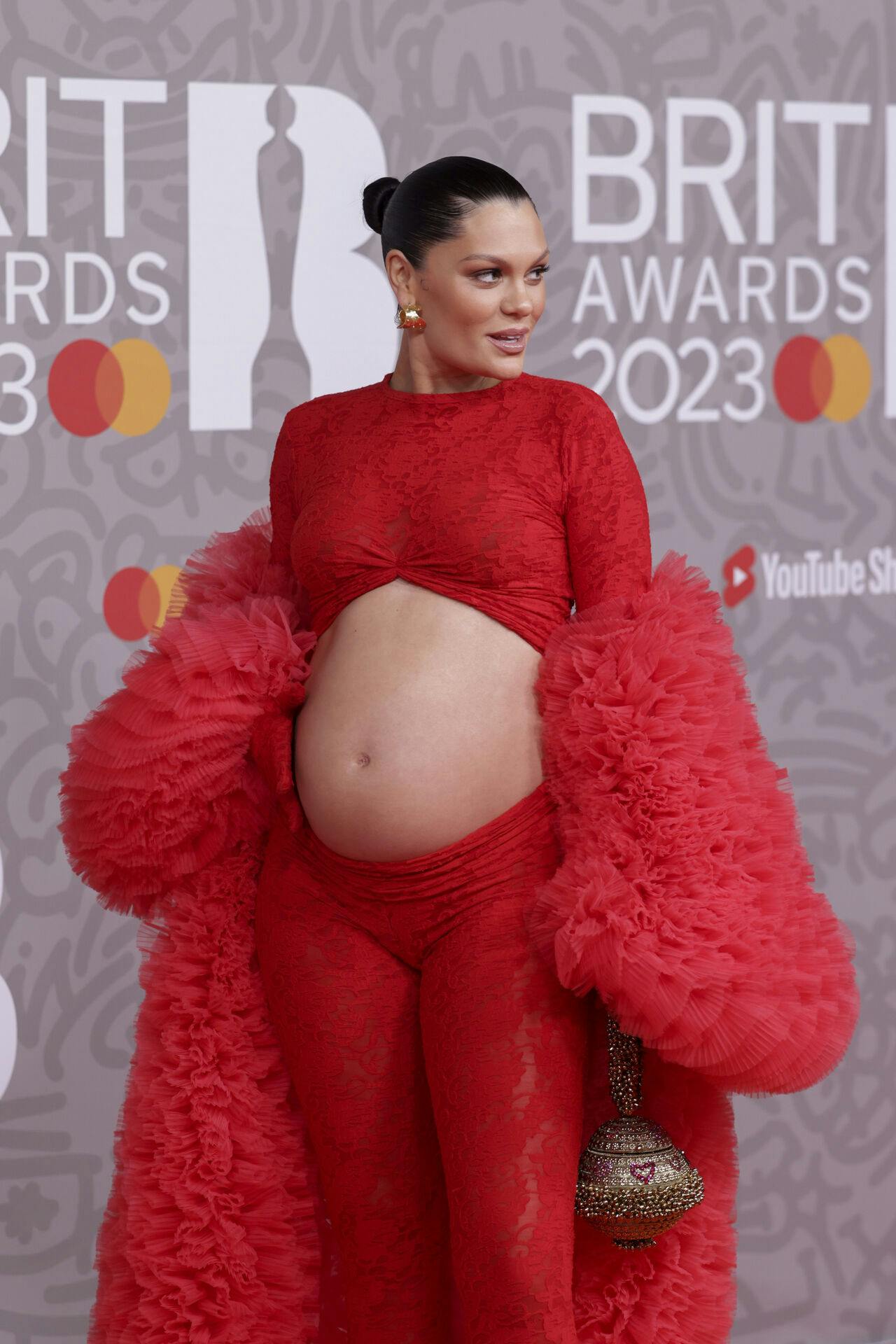 Sådan så det ud, da Jessie J viste babybulen frem til dette års Brit Awards.
