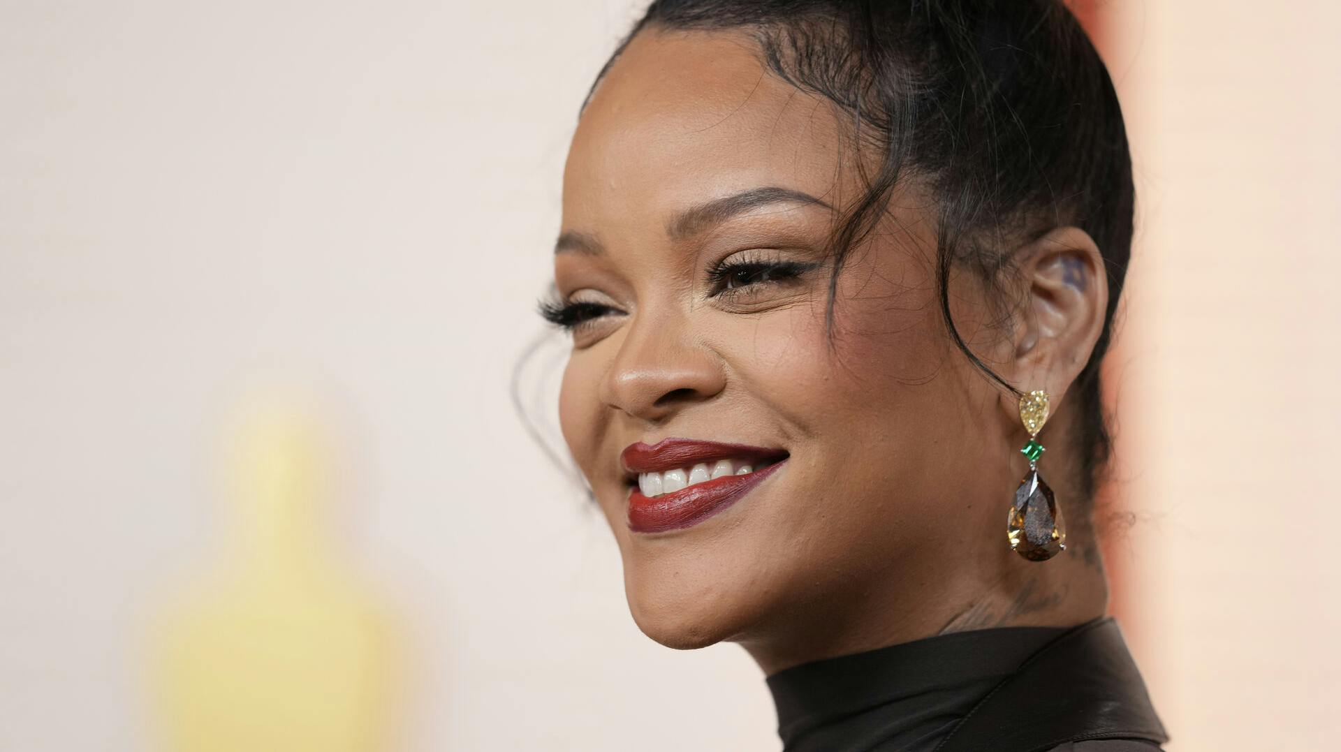 Rihanna har smidt bh'en og viser brysterne frem i nyt photoshoot.
