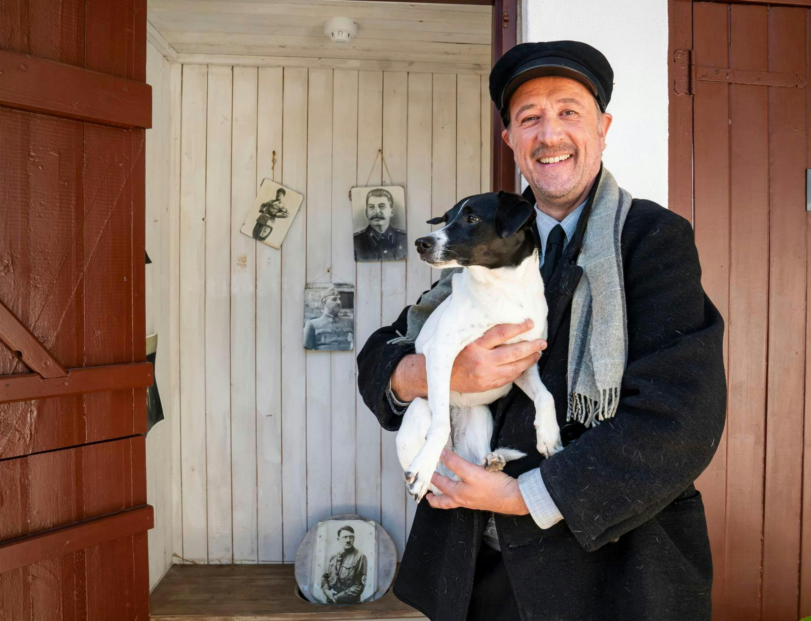 Gordon Kennedy, 55, giver den som grisehandler Oluf Larsen – og den karakter passer perfekt til Gordon. – Han har en underfundighed, som jeg også har. Det dér han laver med at klistre Hitler op på toiletbrættet – det kunne jeg også godt have fundet p