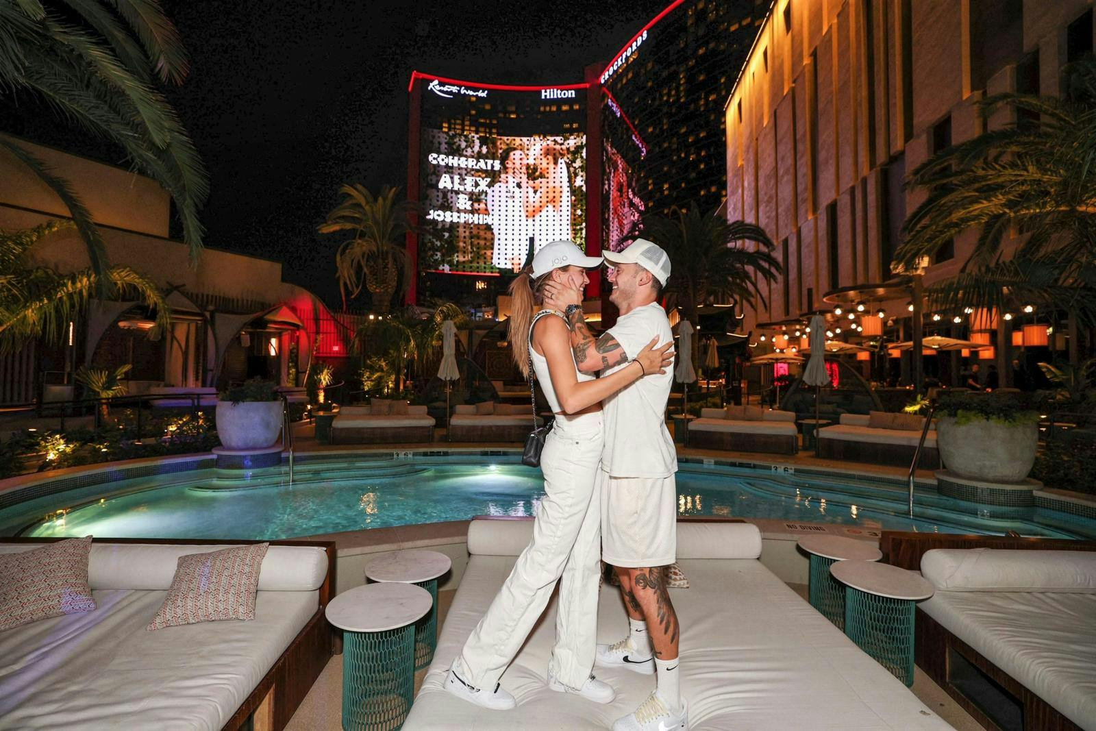 Josephine Skriver og Alexander DeLeon og Josephine Skriver