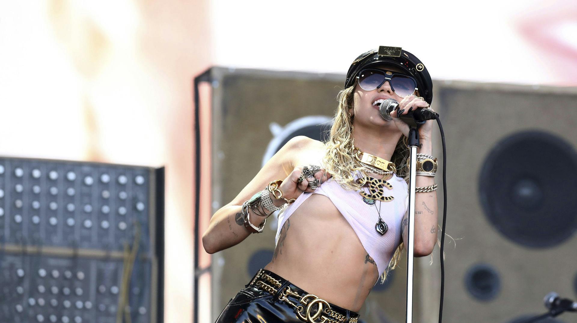 Miley Cyrus mener ikke, at det er sikkert at optræde for 100.000 mennesker.