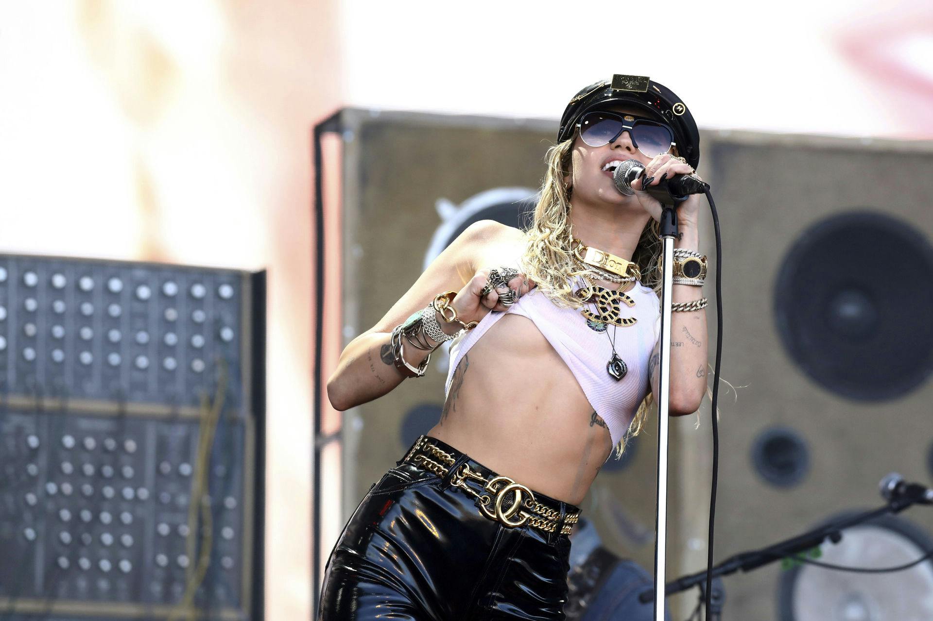 Miley Cyrus mener ikke, at det er sikkert at optræde for 100.000 mennesker.
