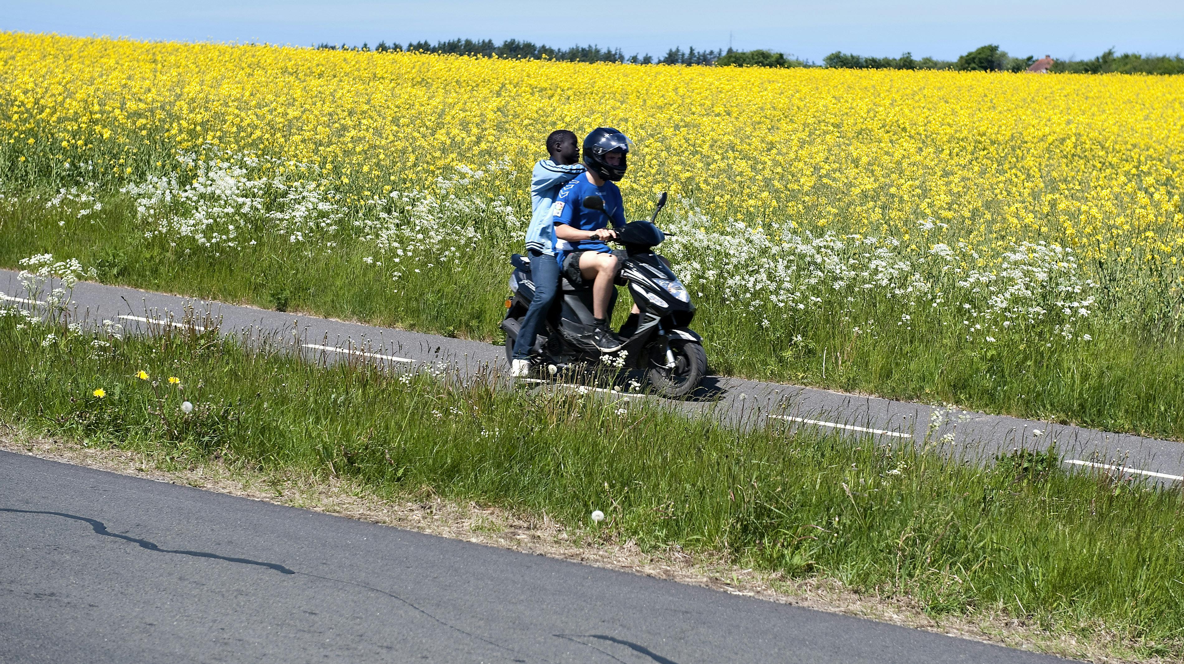 I bilen sad fire til fem mænd i 30'erne.